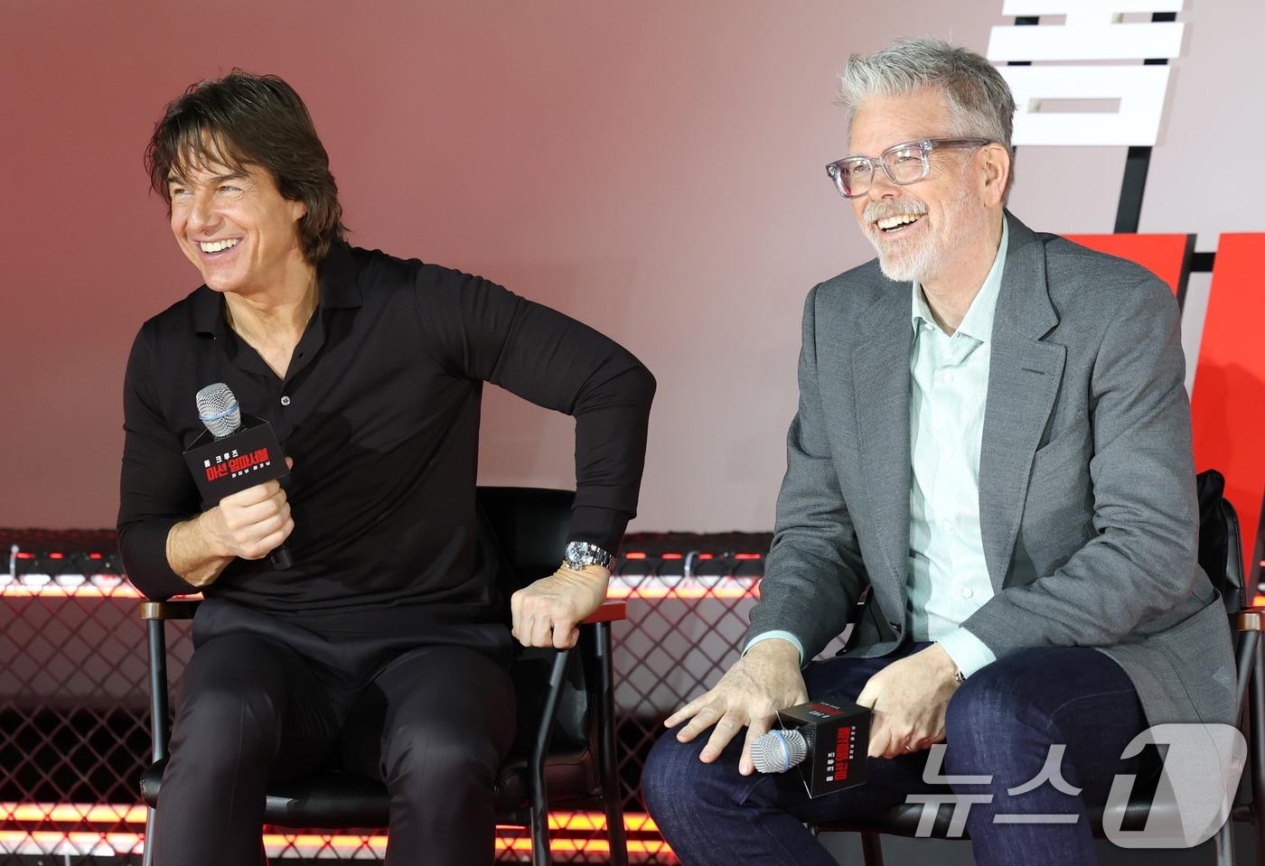 본문 이미지 - 배우 톰 크루즈와 스티브 맥쿼리 감독(오른쪽)이 8일 오후 서울 송파구 올림픽로 롯데시네마 월드타워점에서 열린 영화 '미션 임파서블: 파이널 레코닝' 기자간담회에 참석해 미소를 짓고 있다. ‘미션 임파서블: 파이널 레코닝’은 인류를 위협하는 절체절명의 위기에 내몰린 에단 헌트(톰 크루즈)와 IMF 팀원들이 목숨을 걸고 미션에 뛰어드는 이야기를 담은 액션 블록버스터이다. ⓒ News1 권현진 기자