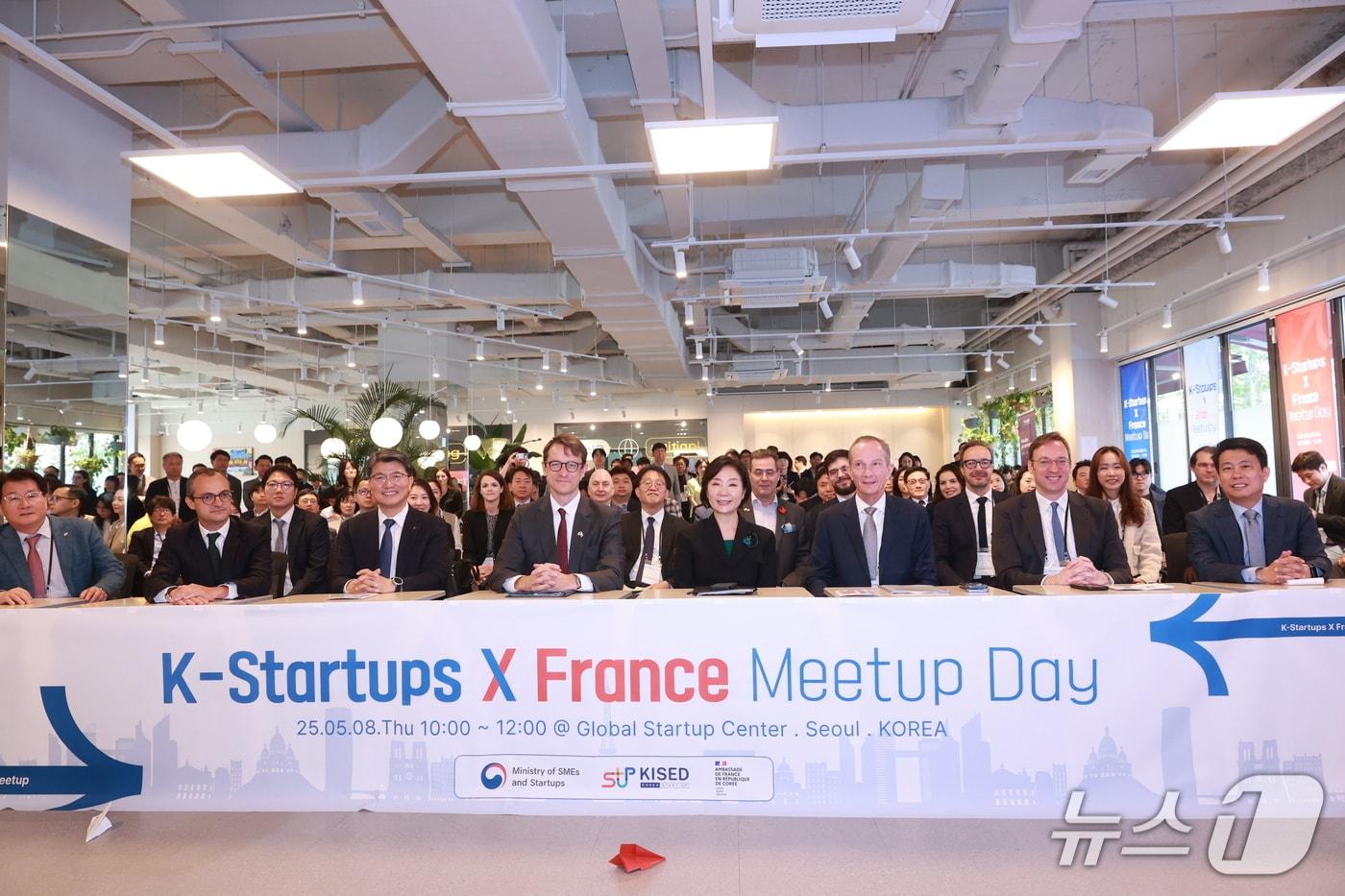 오영주 중소벤처기업부 장관이 8일 서울 강남구 팁스타운 글로벌스타트업센터(GSC)에서 열린 'K-스타트업 X 프랑스 밋업 데이'에서 참석자들과 기념 촬영을 하고 있다.(중소벤처기업부 제공)