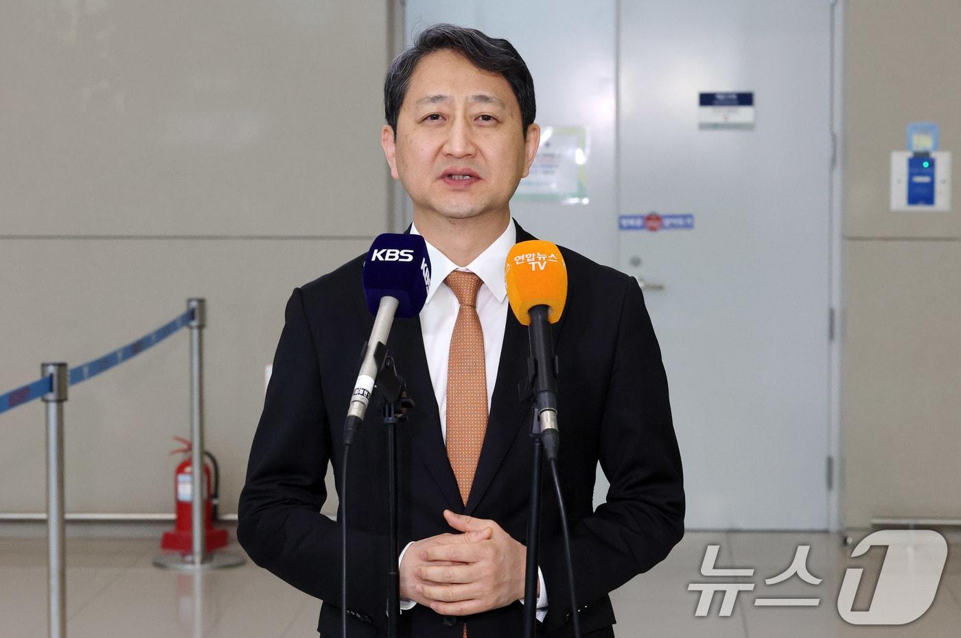 안덕근 산업통상자원부 장관이 8일 체코 방문을 마치고 인천국제공항을 통해 귀국해 취재진 질문에 답하고 있다. 안 장관은 두코바니 신규 원전 계약 체결을 위해 체코를 방문했으나 체코 법원의 중지결정에 본 계약을 체결하지 못하고 귀국했다. 2025.5.8/뉴스1 ⓒ News1 박세연 기자