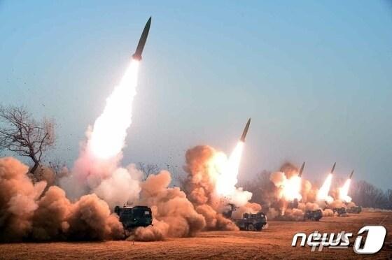 본문 이미지 - (평양 노동신문=뉴스1) = 북한의 단거리 탄도미사일 발사 장면(자료사진). [국내에서만 사용가능. 재배포 금지. DB 금지. For Use Only in the Republic of Korea. Redistribution Prohibited] rodongphoto@news1.kr