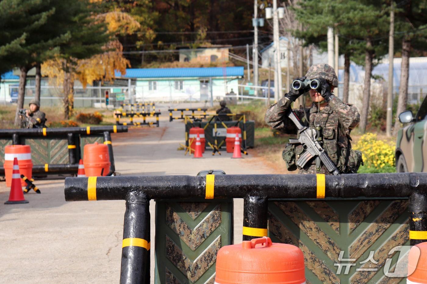 지난해 열린 지상협동훈련에서 육군 제 2군단 장병이 침투한 적을 찾기 위해 검문소를 운용하고 있다.(2군단 제공, 재판매 및 DB금지)