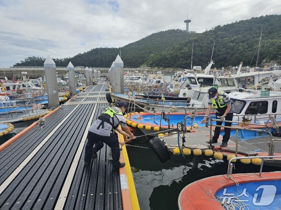 본문 이미지 - 완도해양경찰이 오는 9일부터 풍랑주의보 해제 시까지 위험예보제 주의보 단계를 발령한다. 사진은 순찰활동하는 해경의 모습.&#40;완도해경 제공. 재판매 및 DB 금지&#41;