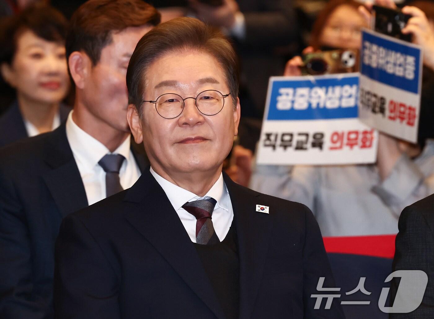 본문 이미지 - 이재명 더불어민주당 대통령 후보가 8일 오후 서울 영등포구 중소기업중앙회에서 열린 선거대책위원회 직능본부 민생정책 협약식에서 자리하고 있다. 2025.5.8/뉴스1 ⓒ News1 김민지 기자