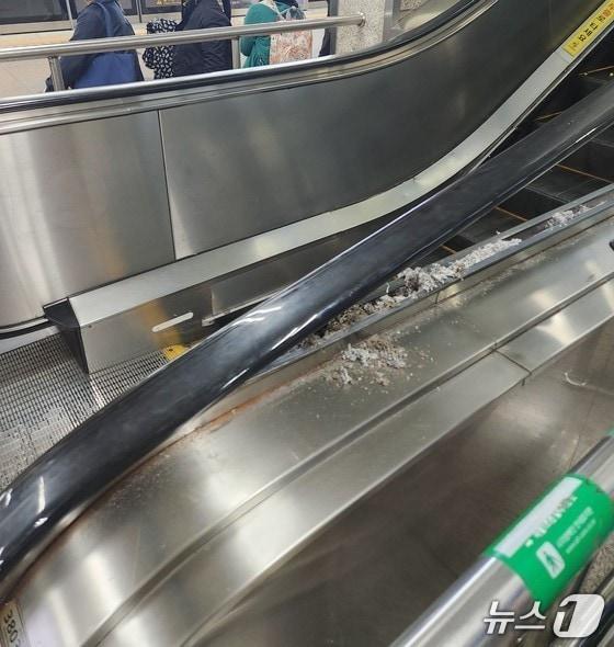 본문 이미지 - 고장난 에스컬레이터/뉴스1