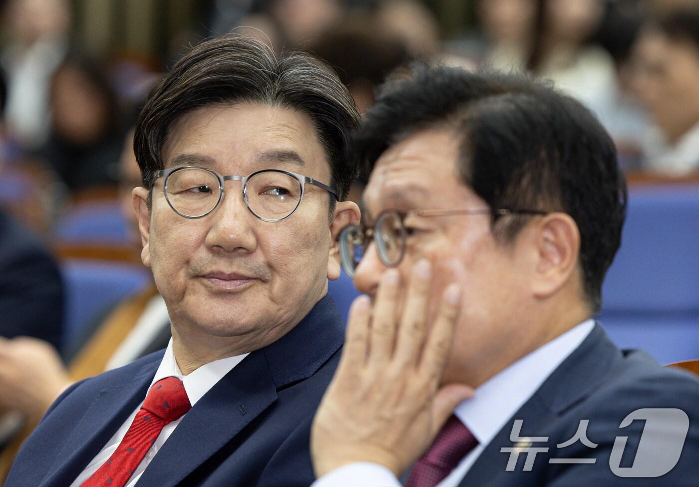 본문 이미지 - 권성동 국민의힘 원내대표가 8일 오후 서울 여의도 국회에서 열린 의원총회에서 생각에 잠겨 있다. 2025.5.8/뉴스1 ⓒ News1 이재명 기자