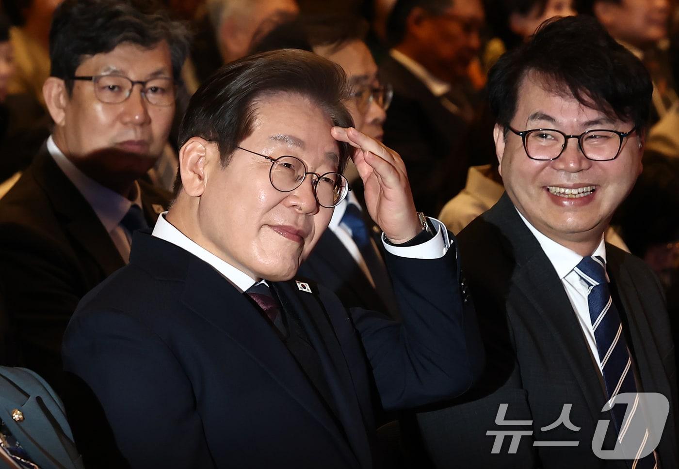 지난 5월 8일 당시 이재명 더불어민주당 대통령 후보가 서울 영등포구 중소기업중앙회에서 열린 선거대책위원회 직능본부 민생정책 협약식에서 자리하고 있다. 오른쪽은 이한주 민주연구원장. 2025.5.8/뉴스1 ⓒ News1 김민지 기자