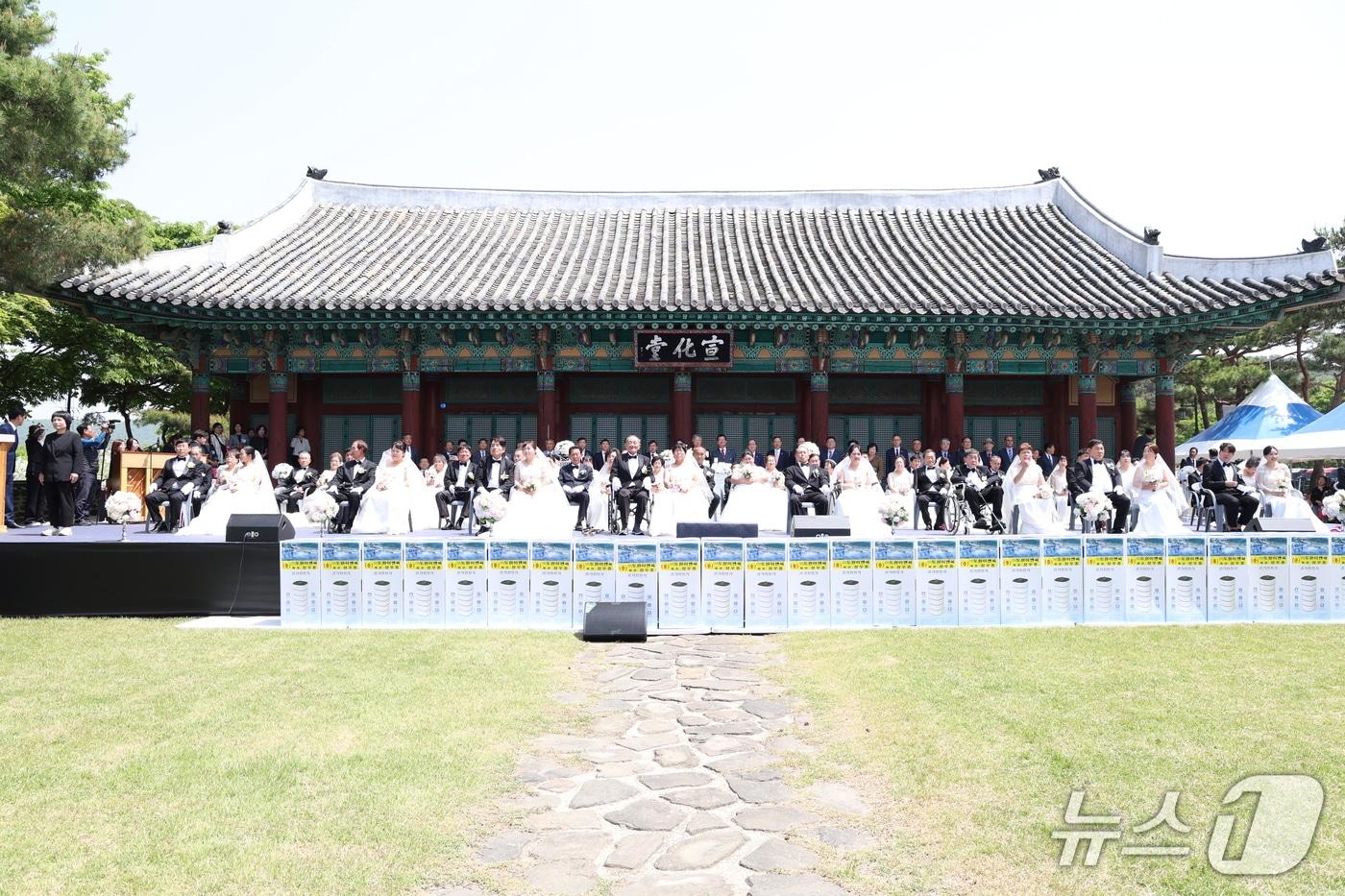 본문 이미지 - 8일 공주 웅진동 선화당에서 열린 '2025년 장애인 부부 합동결혼식'모습. (충남사회복지공동모금회 제공, 재판매 및 DB 금지)/뉴스1