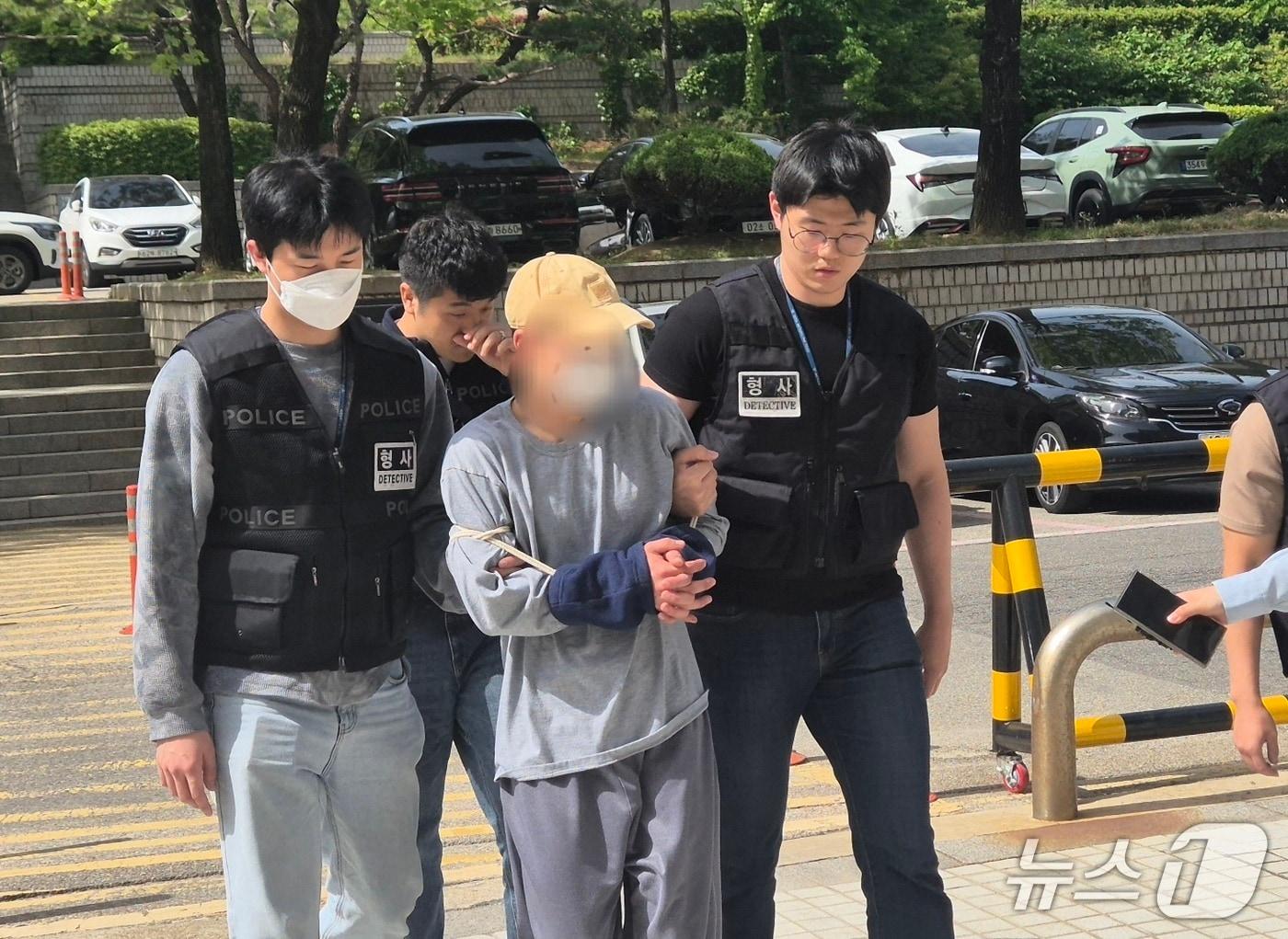 본문 이미지 - 서울 관악구 봉천동에서 거리를 돌아다니다가 흉기를 휘두르고 나체 상태로 거리를 활보한 20대 남성이 8일 서울중앙지법으로 들어서고 있다. 2025.5.8/뉴스1 ⓒ News1 남해인 기자