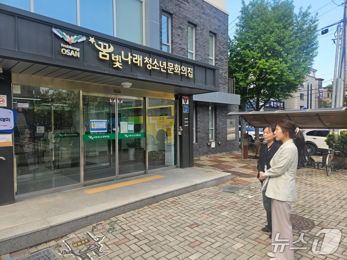 본문 이미지 - 전예슬 의원이  청소년문화시설을 둘러보고 있다