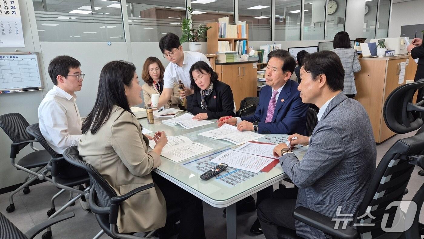 안효대 경제부시장이 8일 기획재정부 고용예산과를 방문해 내년도 예산에 대한 사전 설명을 하고 있다.(울산광역시제공. 재판매 및 DB 금지)