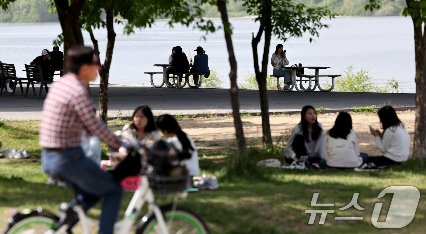 지난 8일 오후 서울 여의도 한강공원을 찾은 시민들이 나무 그늘에서 휴식을 하고 있다. 2025.5.8/뉴스1 ⓒ News1 장수영 기자