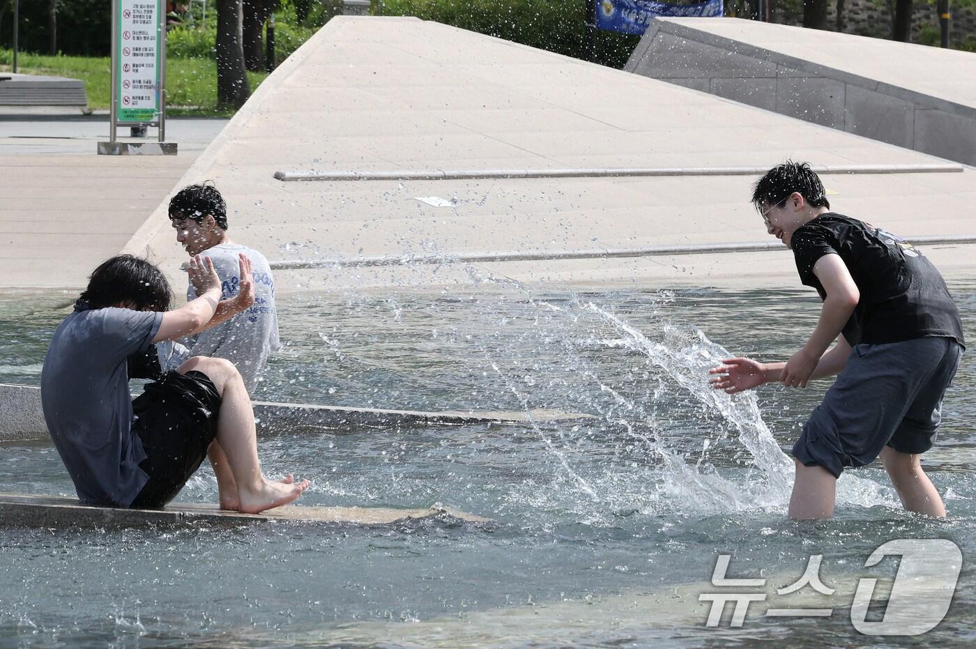 8일 오후 서울 여의도 한강공원을 찾은 학생들이 물놀이를 하고 있다. 2025.5.8/뉴스1 ⓒ News1 장수영 기자