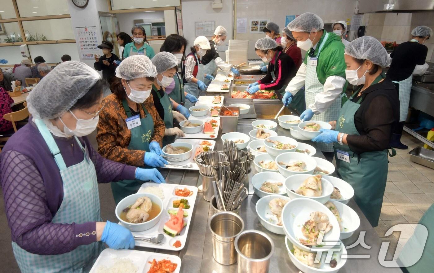 서울 송파구가 삼전동 송파노인종합복지관에서 '5월愛 효도해 봄'이라는 주제로 '제53회 어버이날 기념 행사'를 열었다. (송파구 제공. 재판매 및 DB 금지) 2025.5.8/뉴스1 ⓒ News1 이연주 기자