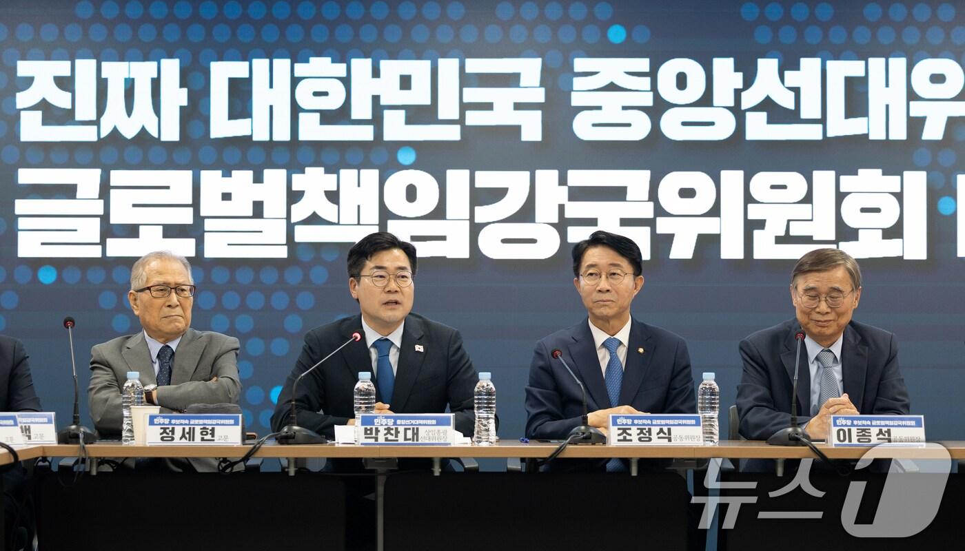 본문 이미지 - 박찬대 더불어민주당 대표 직무대행 겸 원내대표가 8일 서울 여의도 더불어민주당 중앙당사에서 열린 후보직속 '글로벌책임강국위원회 대책회의'에 참석해 인사말하고 있다. 2025.5.8/뉴스1 ⓒ News1 이승배 기자