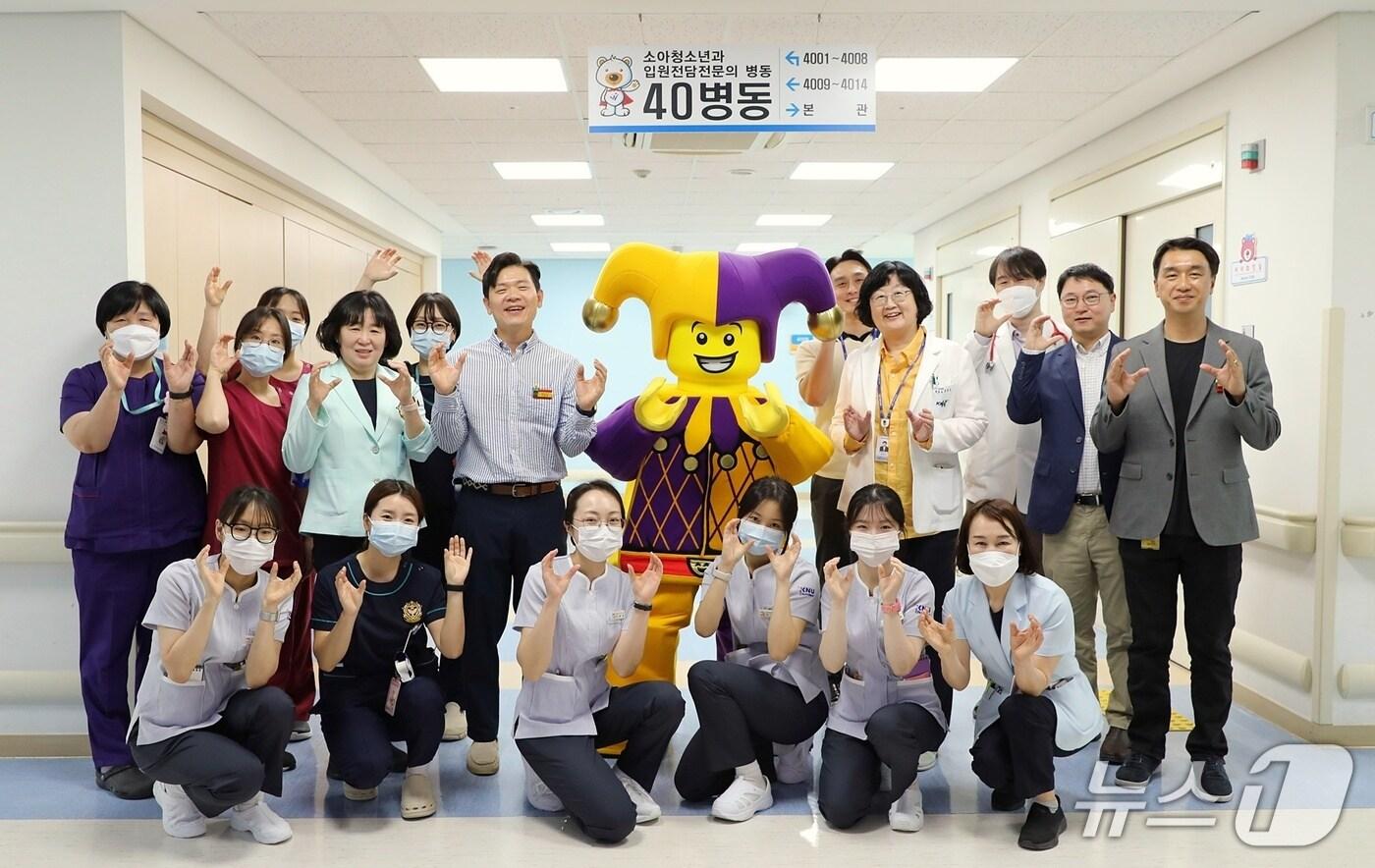 본문 이미지 - 강원대학교 어린이병원, 레고랜드 코리아 리조트와 어린이날 기념 선물나눔 행사.(강원대병원 제공, 재판매 및 DB금지)