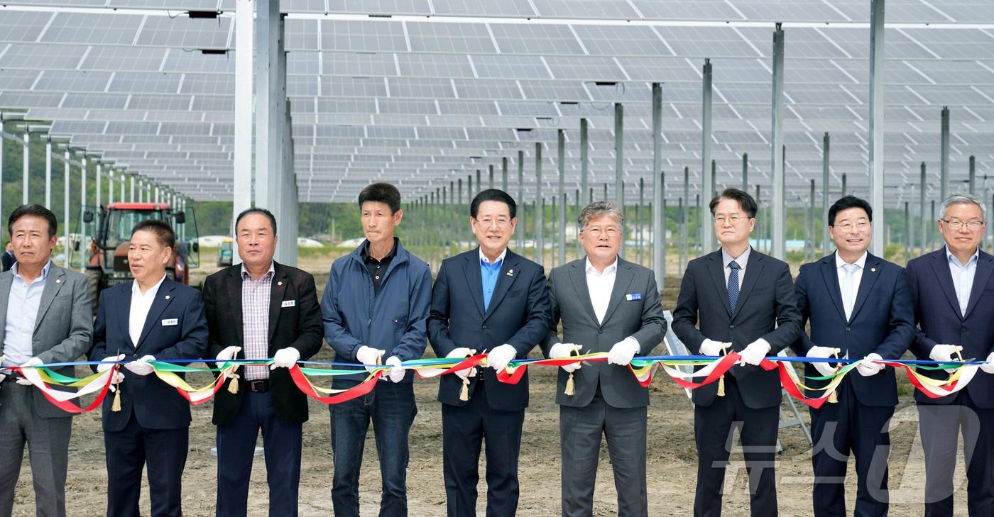 김영록 전라남도지사가 8일 영광 염산면 월평마을에서 열린 ‘주민주도 영농형 태양광 1단계(1MW) 발전단지 준공식’에서 주요내빈들과 테이프커팅을 하고 있다.(전남도 제공. 재판매 및 DB금지) 2025.5.8/뉴스1