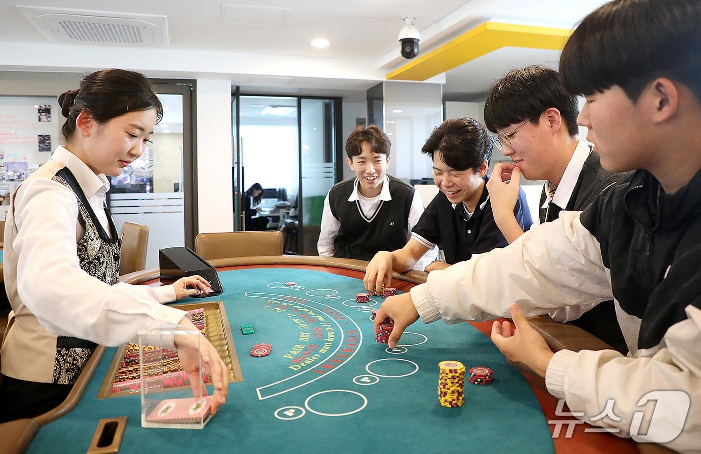 본문 이미지 - 영남이공대 진로체험 프로그램에 참여한 협성고 학생들이 카지노&서베일런스 전공 관련 실습을 하고 있다. (영남이공대 제공)