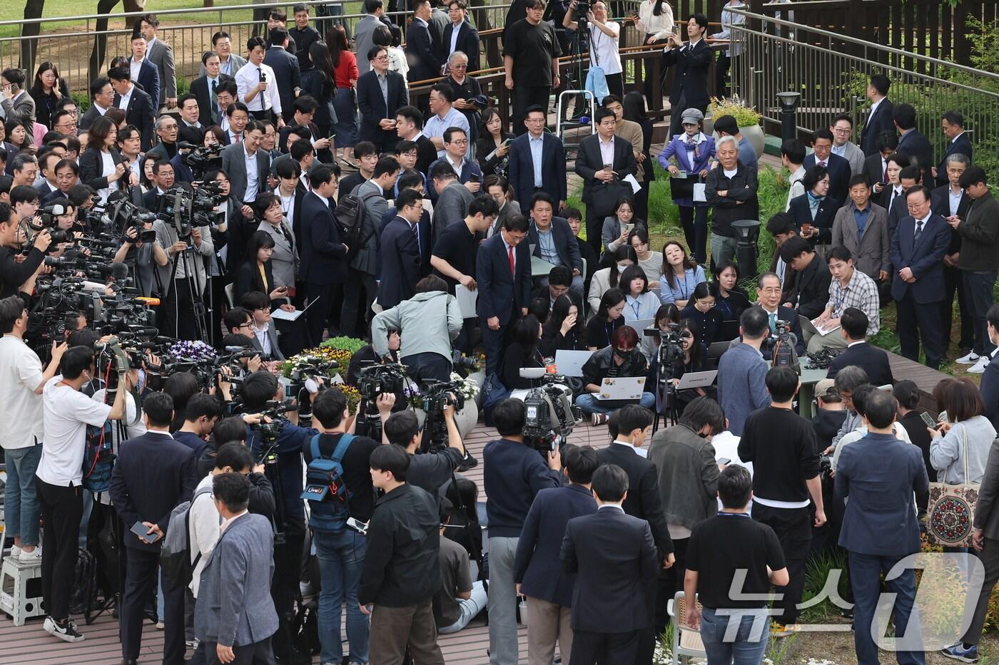 본문 이미지 - 김문수 국민의힘 대통령 후보와 한덕수 무소속 대선 예비후보가 8일 오후 서울 여의도 국회 강변서재에서 후보 단일화 회동을 하고 있다.(공동취재) 2025.5.8/뉴스1 ⓒ News1 안은나 기자