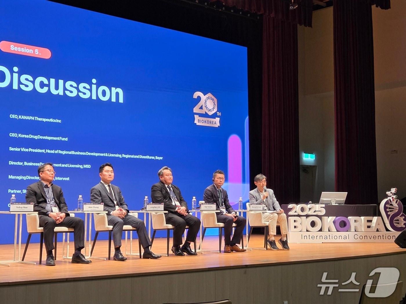 본문 이미지 - 류요섭 인투셀 연구소장(왼쪽부터), 정관호 셰퍼드 멀린 파트너 변호사, 임정희 인터베스트 부사장, 코코지 야시로 MSD 사업개발·라이센싱 디렉터, 이병철 카나프테라퓨틱스 최고경영자가 8일 서울 강남구 코엑스에서 열린 '바이오코리아2025' 신규 모달리티 세션에서 패널토론을 진행하고 있다. 2025. 5. 8/뉴스1 황진중 기자