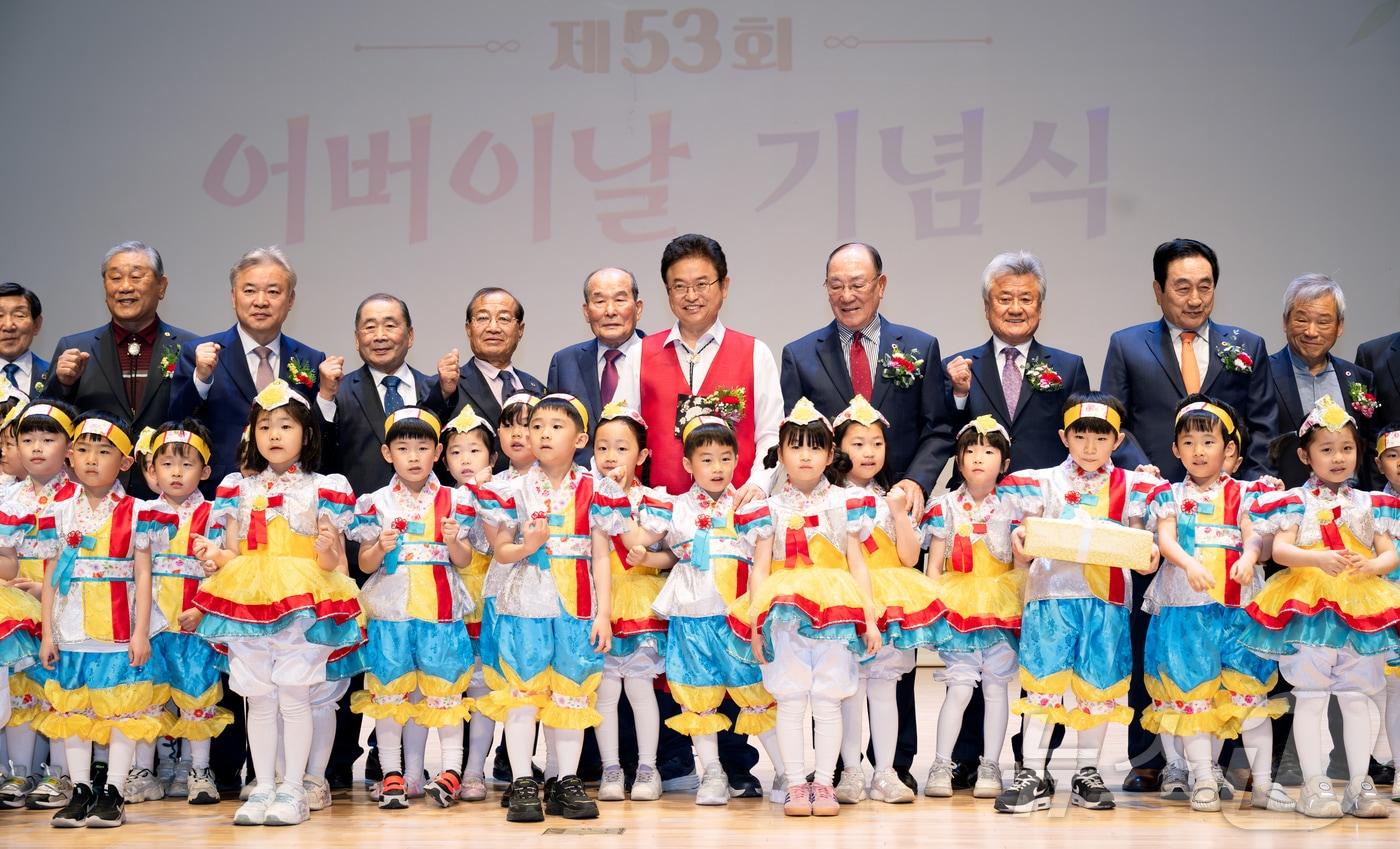 본문 이미지 - 경북도는 8일 도청 동락관에서 제53회 어버이날 기념행사를 열고 경로효친의 의미를 되새겼다. ⓒ News1 김대벽기자