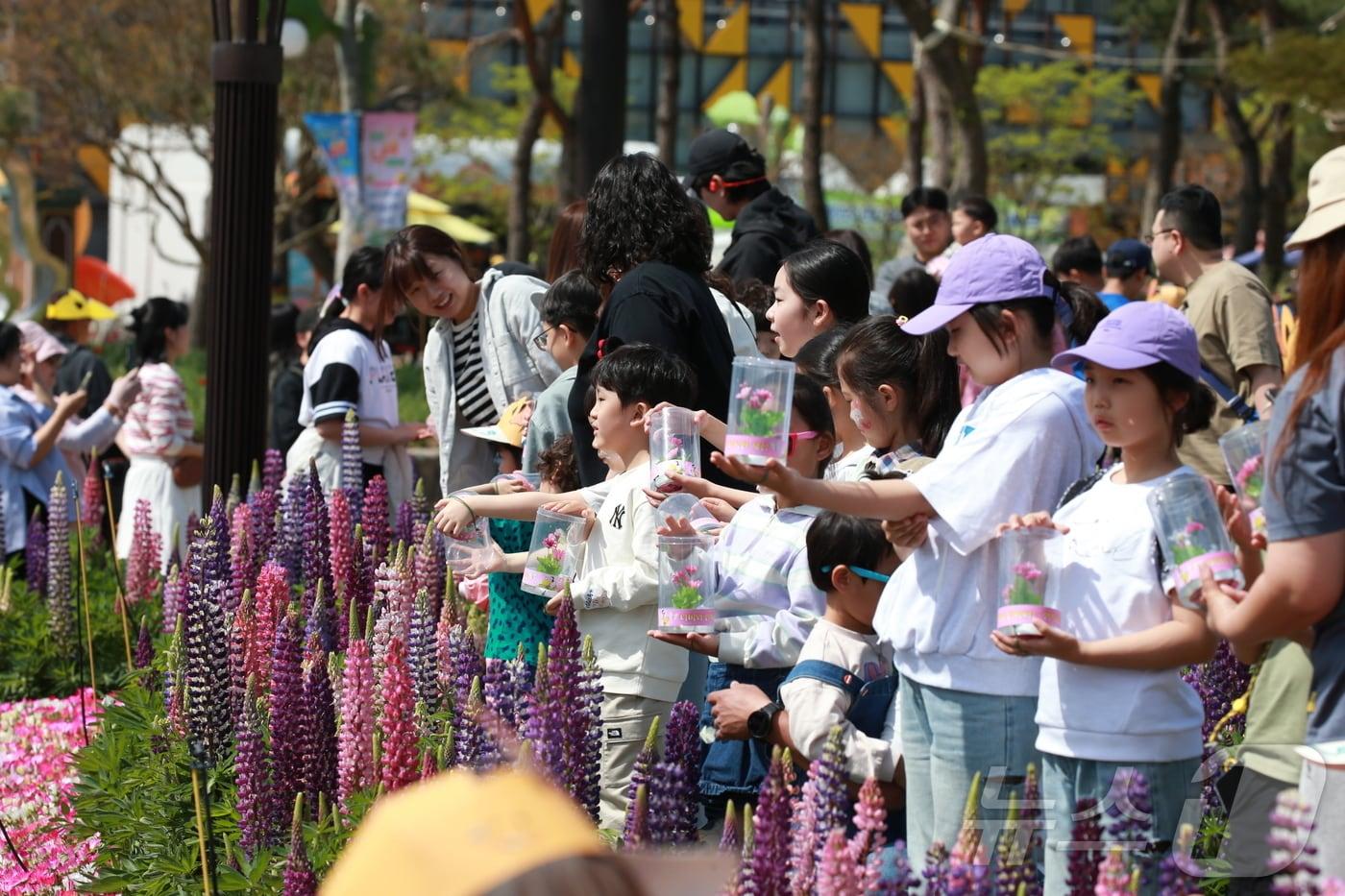 제27회 함평나비축제 나비날리기 행사.&#40;함평군 제공. 재배포 및 DB 금지&#41;