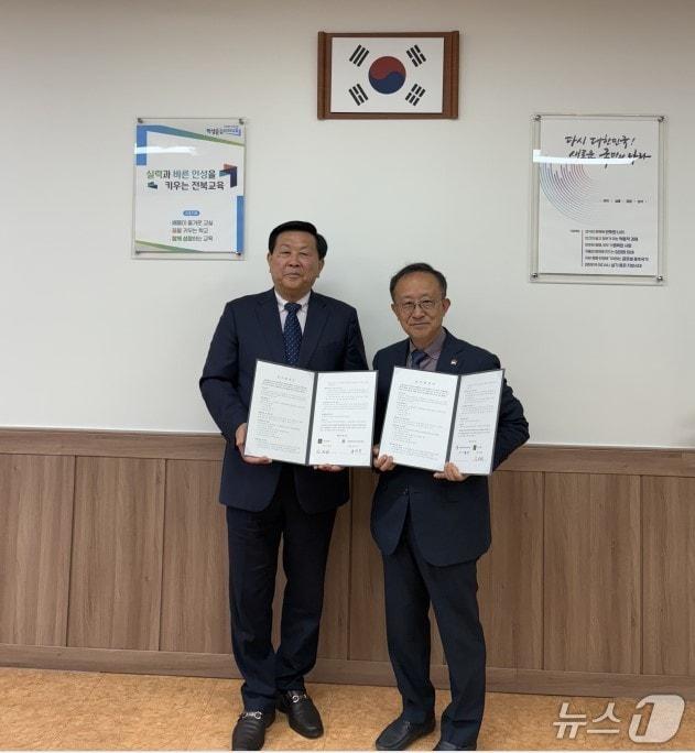 본문 이미지 - 부안교육지원청(교육장 김수안)은 부안문화원(원장 김영렬)과 8일, 폐교를 활용한 문화예술 공간‘오감만족갤러리’운영 사업의 성공적 시행을 위한 업무협약을 맺었다.(부안교육지원청 제공, 재판매 및 DB금지) 