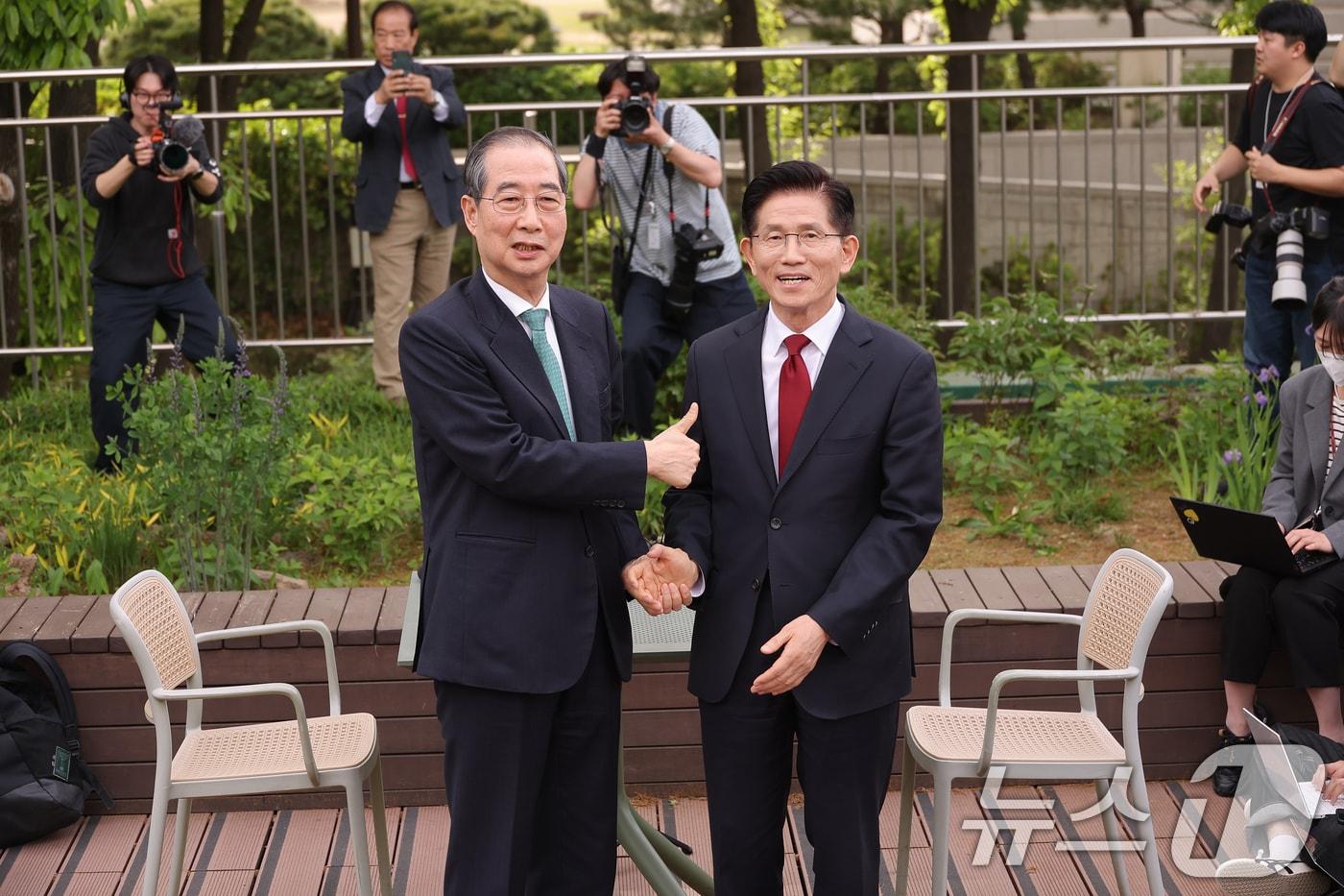 본문 이미지 - 김문수 국민의힘 대통령 후보와 한덕수 무소속 대선 예비후보가 8일 오후 서울 여의도 국회 강변서재에서 열린 '후보 단일화' 회동에서 인사를 나누고 있다.(공동취재) 2025.5.8/뉴스1 ⓒ News1 안은나 기자