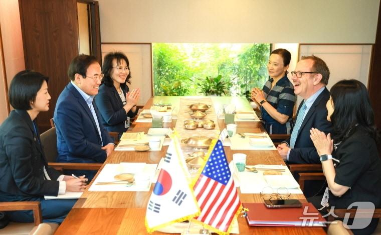 본문 이미지 - 8일 전북교육청 5층 회의실에서 ‘제2기 글로벌 브릿지 캠프’ 운영을 위한 합의각서(MOA) 서명식이 진행됐다.(전북교육청 제공, 재판매 및 DB 금지)/뉴스1