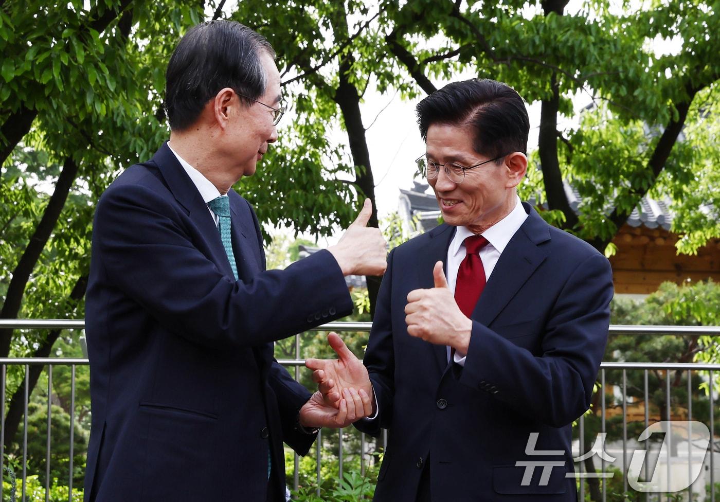 김문수 국민의힘 대통령 후보와 한덕수 무소속 대선 예비후보가 8일 서울 국회 사랑재에 위치한 커피숍에서 후보 단일화 관련 회동을 하고 있다. 2025.5.8/뉴스1 ⓒ News1 김민지 기자