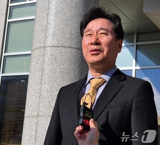 본문 이미지 - 김형찬 부산 강서구청장이 지난해 11월 부산지법 서부지원 앞에서 발언하고 있다.ⓒ News1 DB