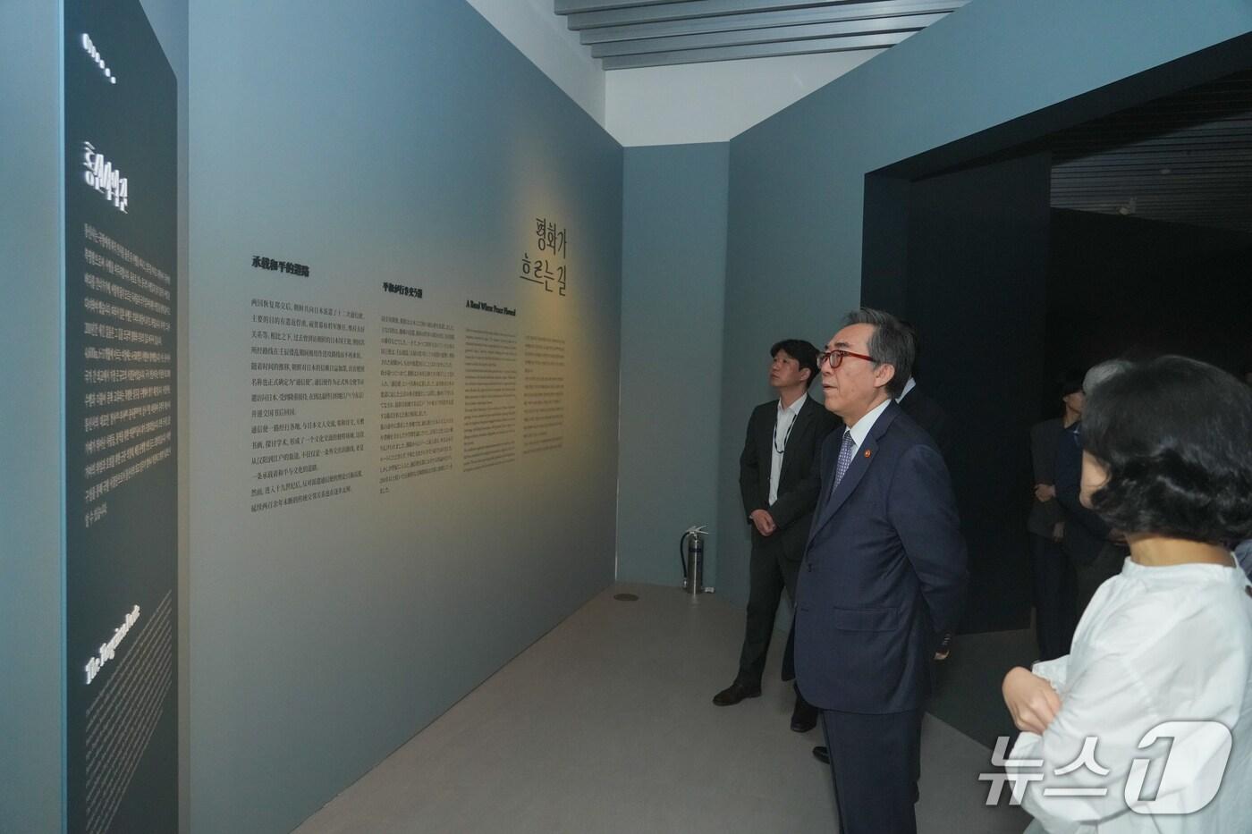 본문 이미지 - 조태열 외교부장관은 8일 오후 서울역사박물관에서 조선시대 통신사 특별전 '마음의 사귐, 여운이 물결처럼'을 관람했다. 2025.05.08. (외교부 제공)