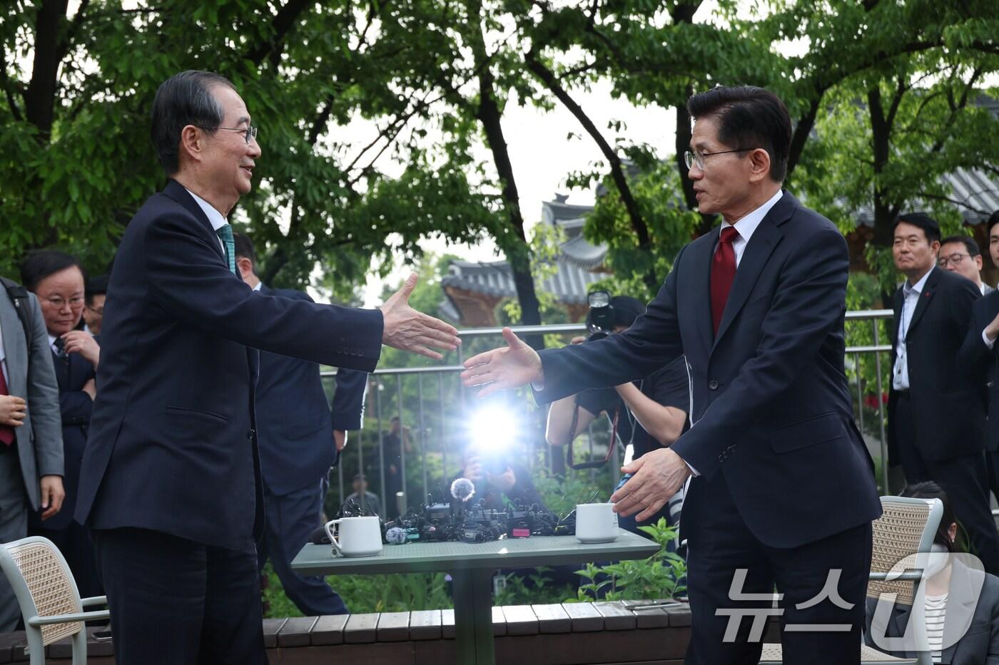 본문 이미지 - 김문수 국민의힘 대통령 후보와 한덕수 무소속 대선 예비후보가 8일 오후 서울 여의도 국회 강변서재에서 '후보 단일화' 회동을 마친 뒤 악수를 나누고 있다. 2025.5.8/뉴스1 ⓒ News1 안은나 기자