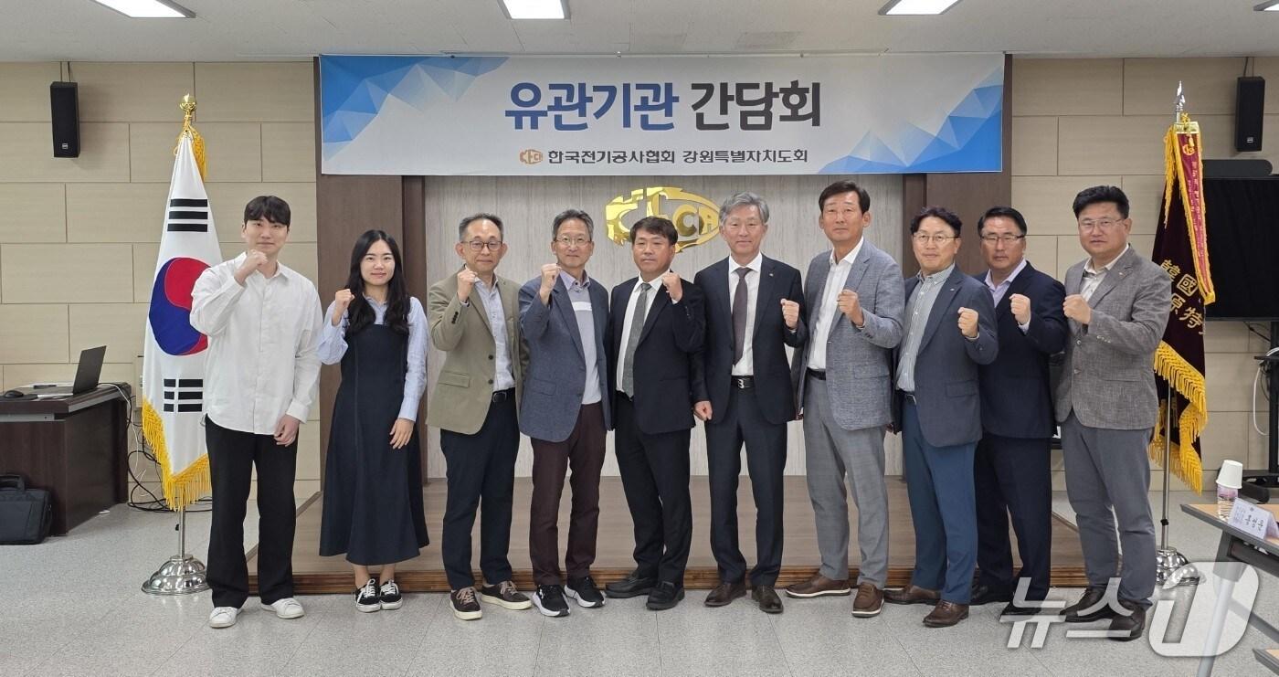 본문 이미지 - 강원조달청은 8일 한국전기공사협회 도회를 찾아 지역 전기공사업 현안에 대해 논의하는 시간을 가졌다.(강원조달청 제공. 재판매 및 DB금지)/뉴스1