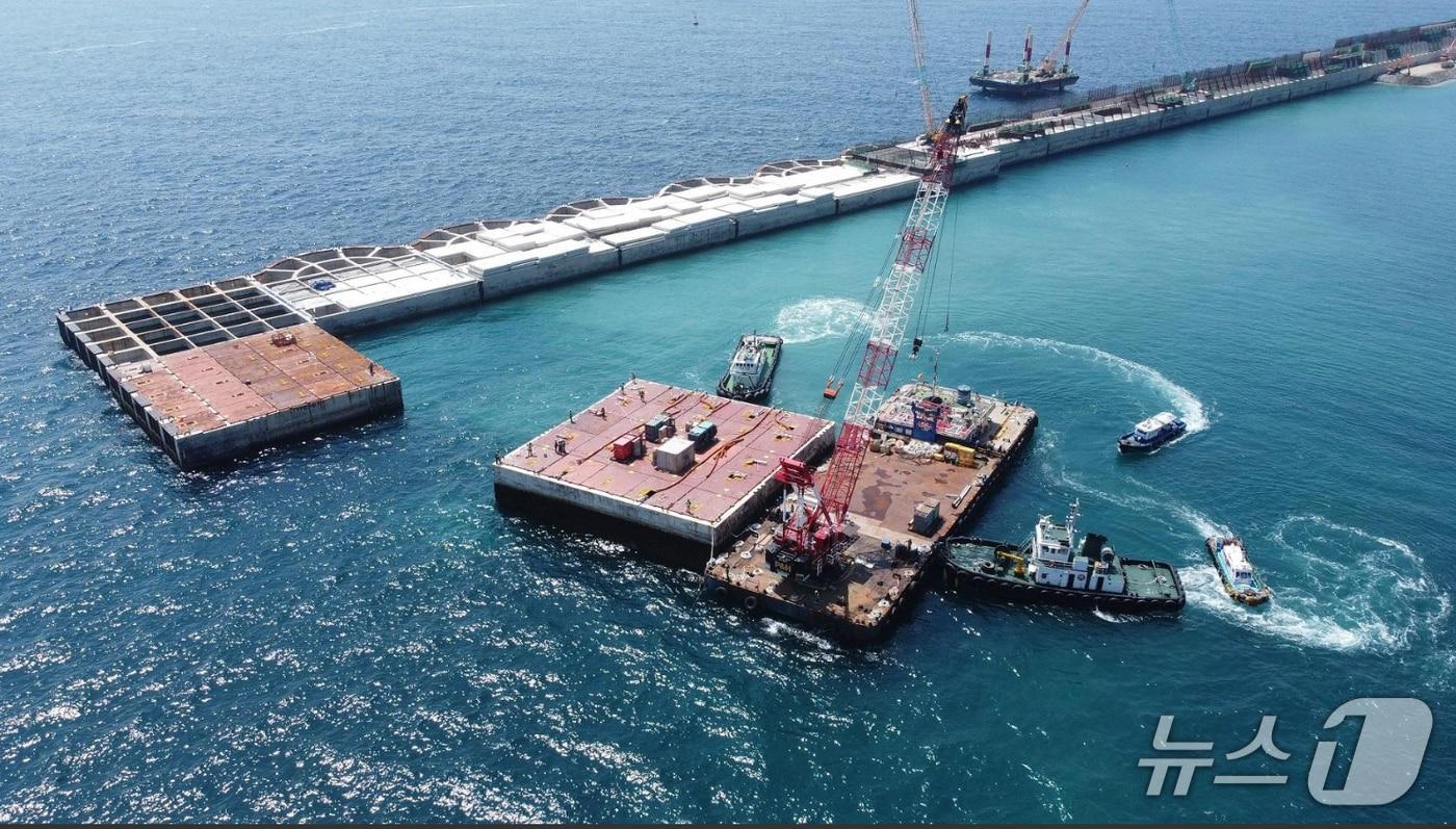 경북 울릉공항 활주로 공사에 필요한 케이슨을 설치하고 있는 모습, (DL이앤씨 제공, 제판매 및 DB 금지) 2025.5.8/뉴스1