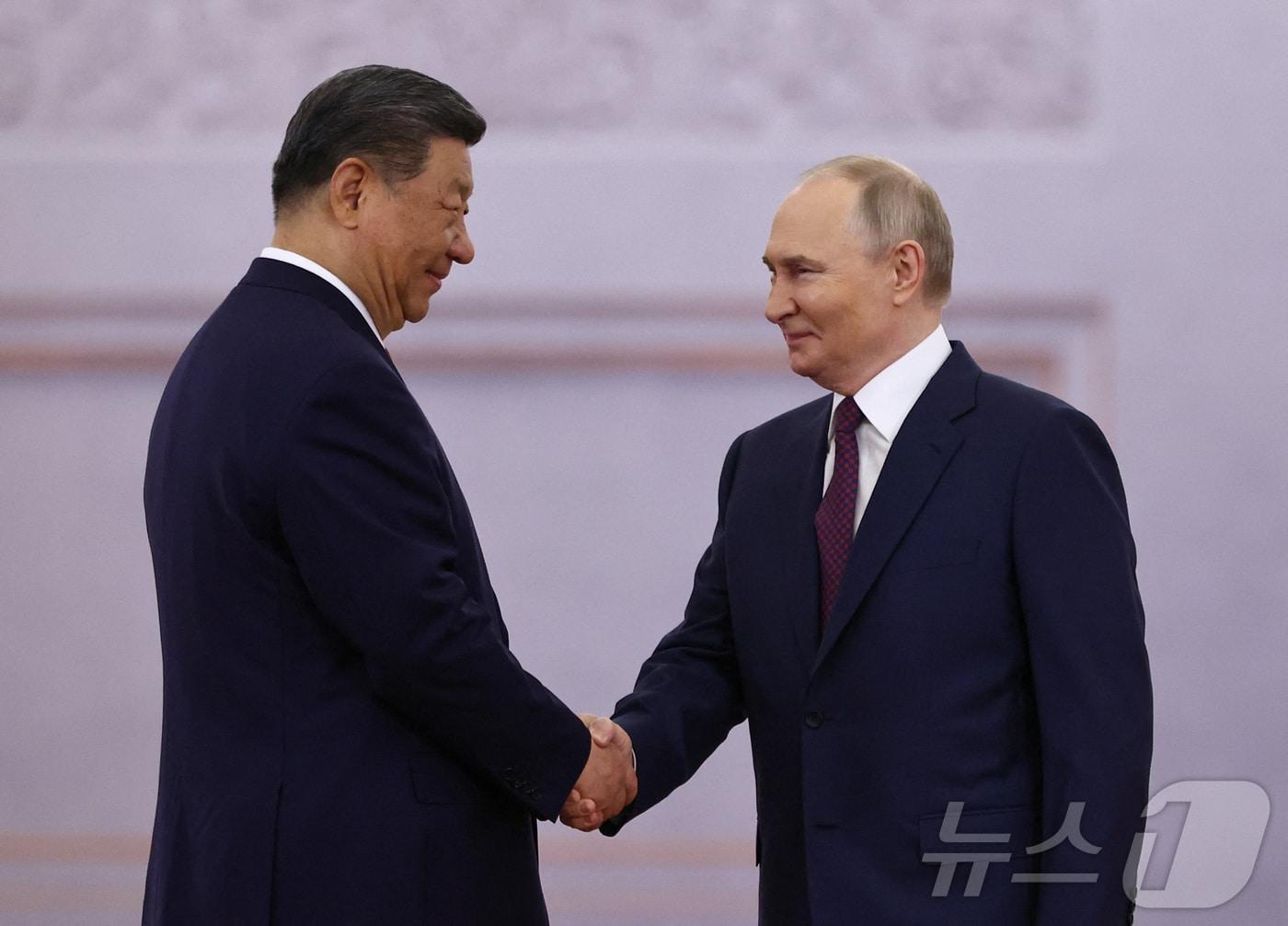 본문 이미지 - 시진핑 중국 국가주석(왼쪽)이 8일 모스크바 크렘린궁을 방문해 블라디미르 푸틴 러시아 대통령과 악수를 나누고 있다. 2025.5.8 ⓒ 로이터=뉴스1 ⓒ News1 강민경 기자