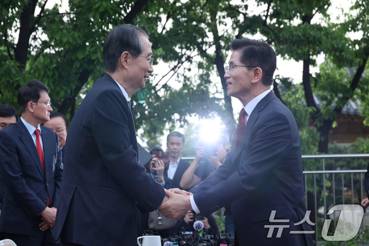 본문 이미지 - 김문수 국민의힘 대통령 후보와 한덕수 무소속 대선 예비후보가 8일 오후 서울 여의도 국회 강변서재에서 후보 단일화 관련 공개 회동을 마친 후 인사하고 있다. 2025.5.8/뉴스1 ⓒ News1 안은나 기자