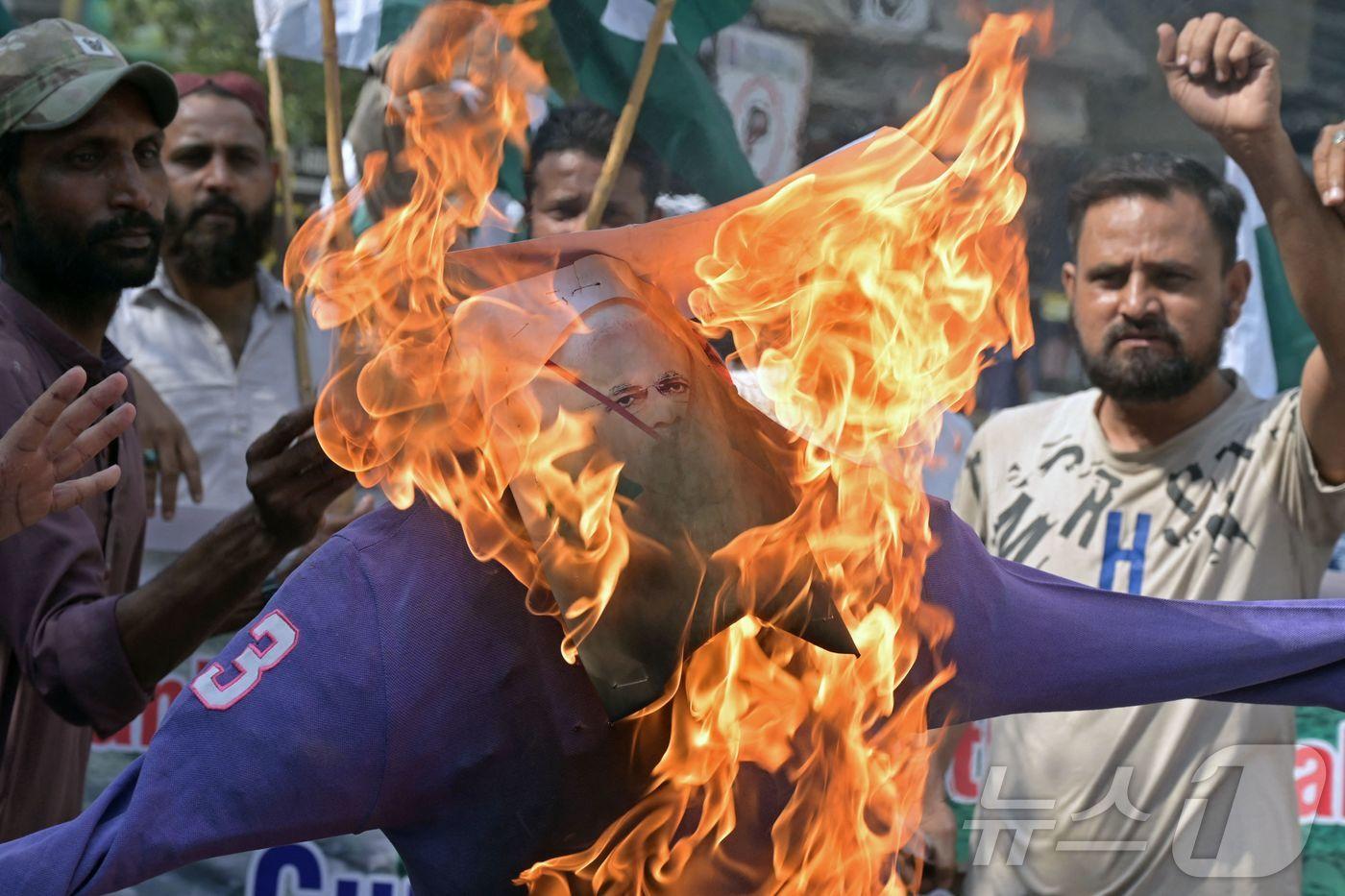 7일&#40;현지시간&#41; 파키스탄 남부 신드 주에서 반인도 시위대가 나렌드라 모디 인도 총리의 형상을 불태우고 있다. ⓒ AFP=뉴스1 ⓒ News1 이지예 객원기자