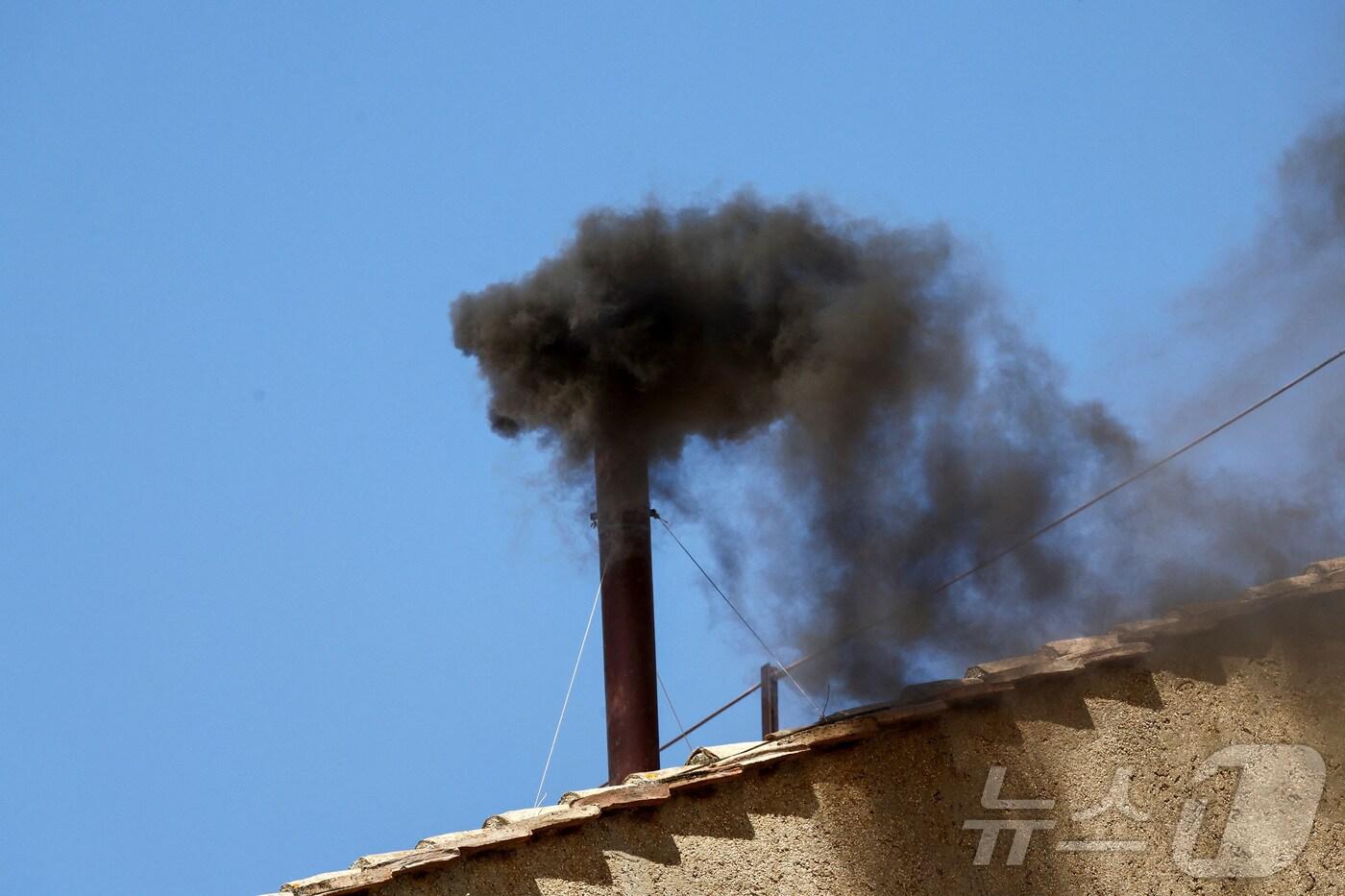 본문 이미지 - 바티칸 시스티나 성당 굴뚝에서 8일 교황 선출 불발을 알리는 검은 연기가 피어오르고 있다. 2025.5.8 ⓒ 로이터=뉴스1 ⓒ News1 강민경 기자