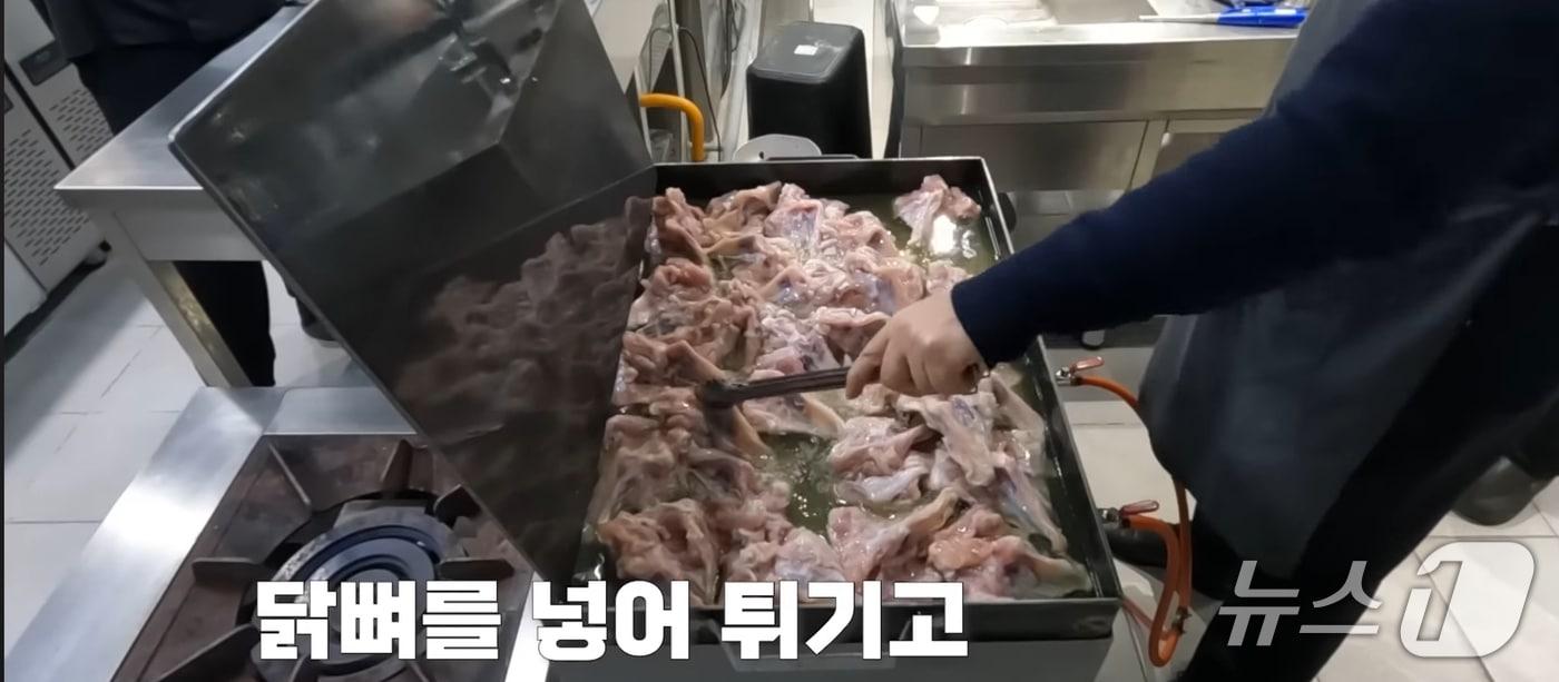 지난해 5월 백종우너 더본코리아 대표가 자신의 유튜브 채널에서 소개한 닭뼈 튀김 조리기구. 2025.05.08/뉴스1&#40;유튜브 갈무리&#41;