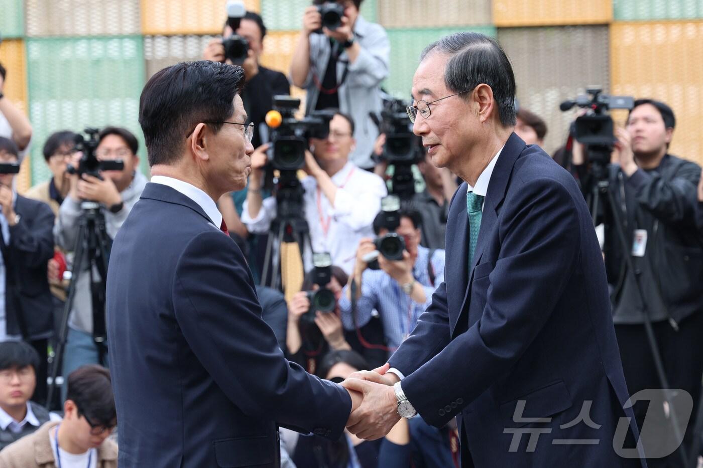 김문수 국민의힘 대통령 후보와 한덕수 무소속 대선 예비후보가 8일 서울 여의도 국회 내 카페에서 단일화 관련 회동을 마치고 인사하고 있다. (공동취재) 2025.5.8/뉴스1 ⓒ News1 김민지 기자