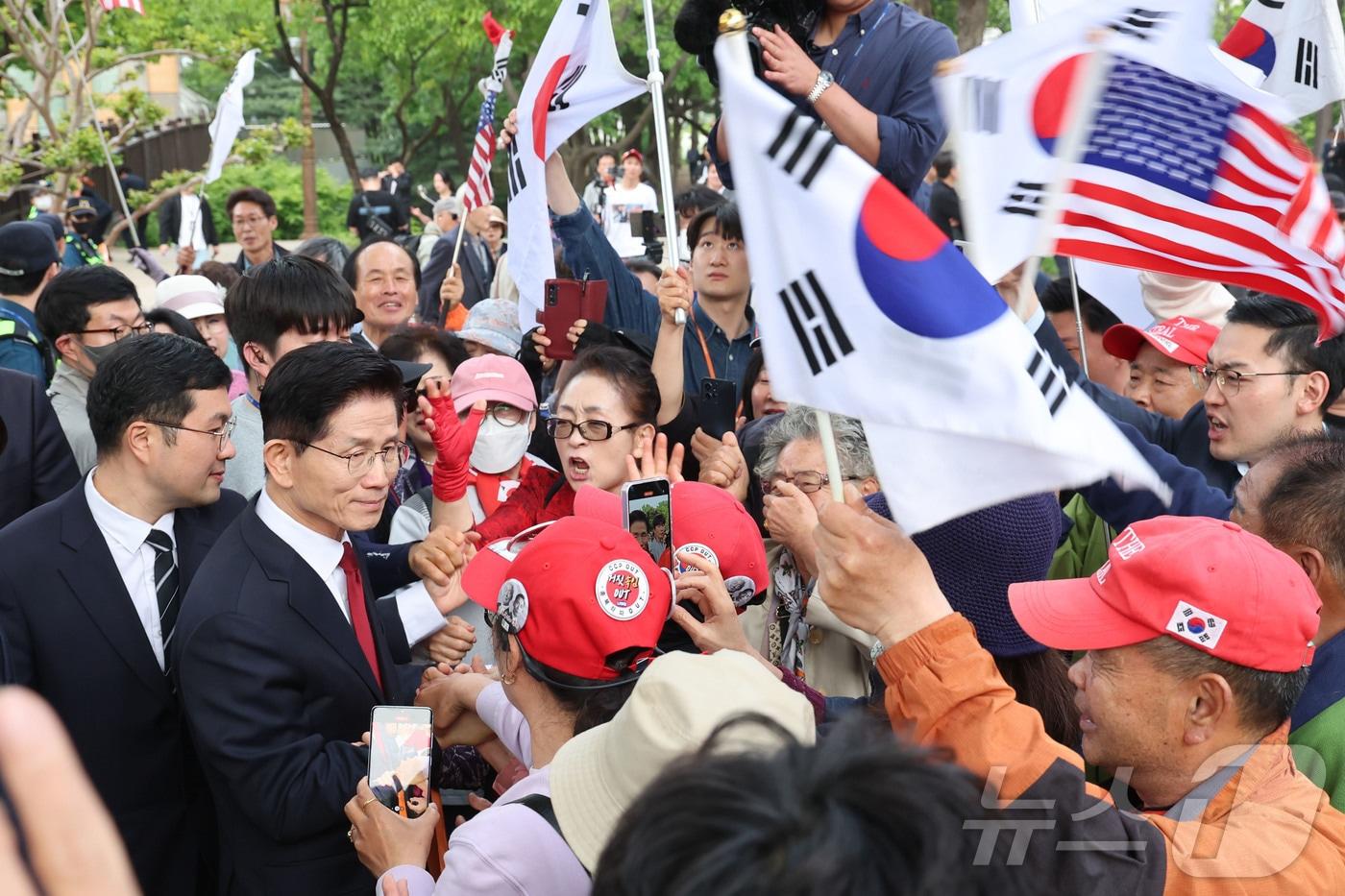 김문수 국민의힘 대통령 후보가 8일 서울 여의도 국회 내 카페에서 단일화 관련 회동을 마친 뒤 이동하고 있다. &#40;공동취재&#41; 2025.5.8/뉴스1 ⓒ News1 김민지 기자