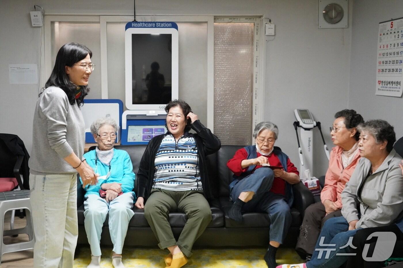 본문 이미지 - 성북구 스마트매니저가 관내 경로당 어르신들에게 해킹 피해를 예방할 수 있는 방법을 안내하고 있다. (9일 성북구 제공)