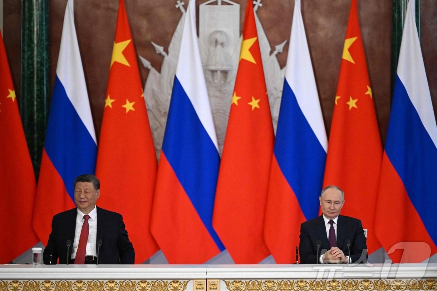 시진핑 중국 국가주석과 블라디미르 푸틴 러시아 대통령이 8일 모스크바 크렘린궁에서 만나 정상회담을 한 뒤 양국 관계 심화를 위한 공동성명을 채택하고 있다. 2025.5.8 ⓒ AFP=뉴스1 ⓒ News1 강민경 기자
