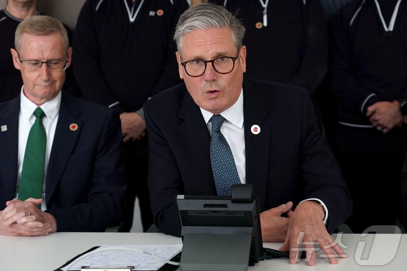 본문 이미지 - 키어 스타머 영국 총리가 8일(현지시간) 영국 중부의 한 자동차 공장에서 도널드 트럼프 미국 대통령과 무역 관련 화상 논의를 하는 모습. 2025.05.08.ⓒ AFP=뉴스1