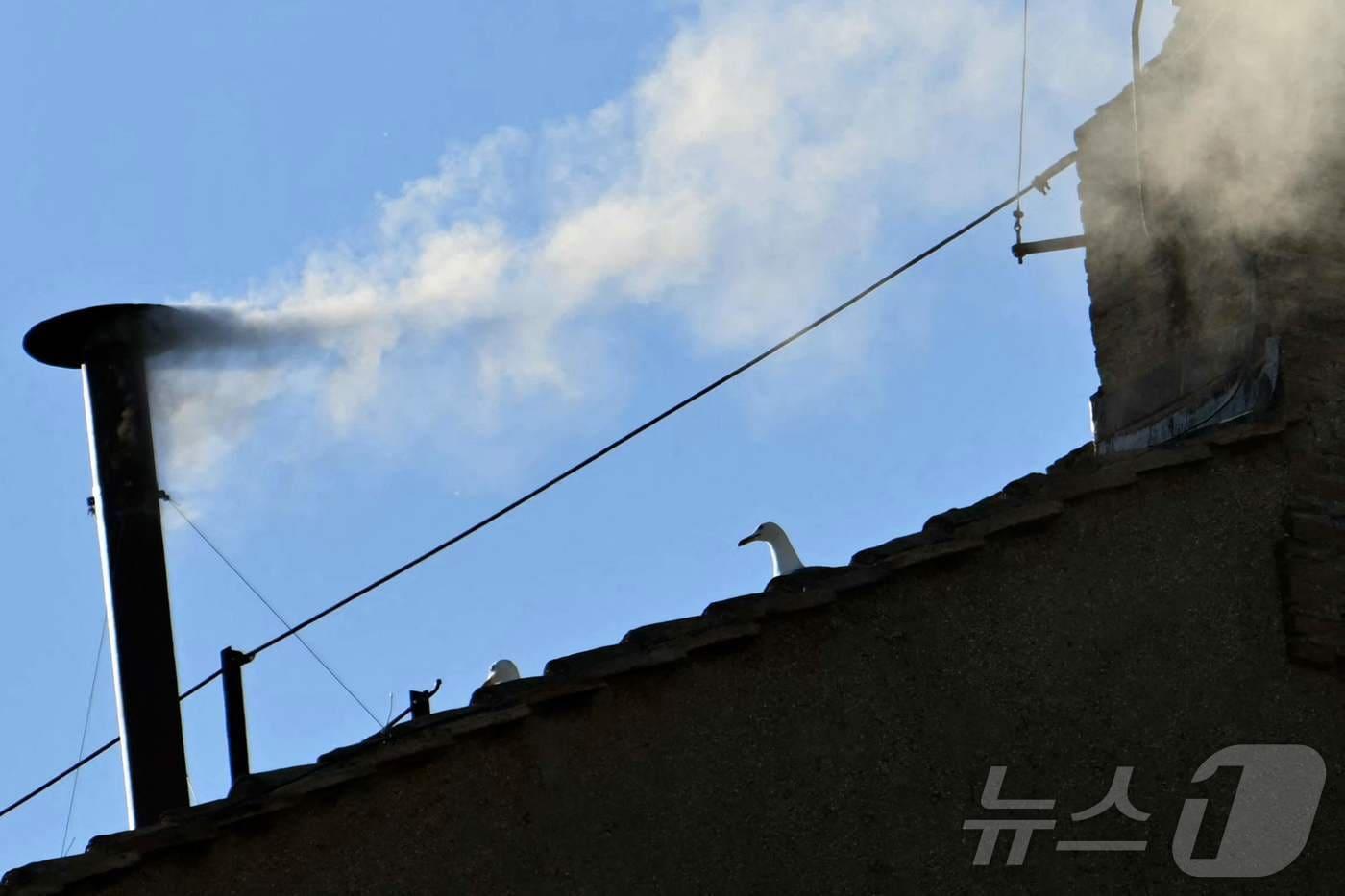 8일(현지시간) 바티칸 시스티나 성당 굴뚝에서 흰 연기가 퍼지고 있다. 2025.05.08.ⓒ AFP=뉴스1