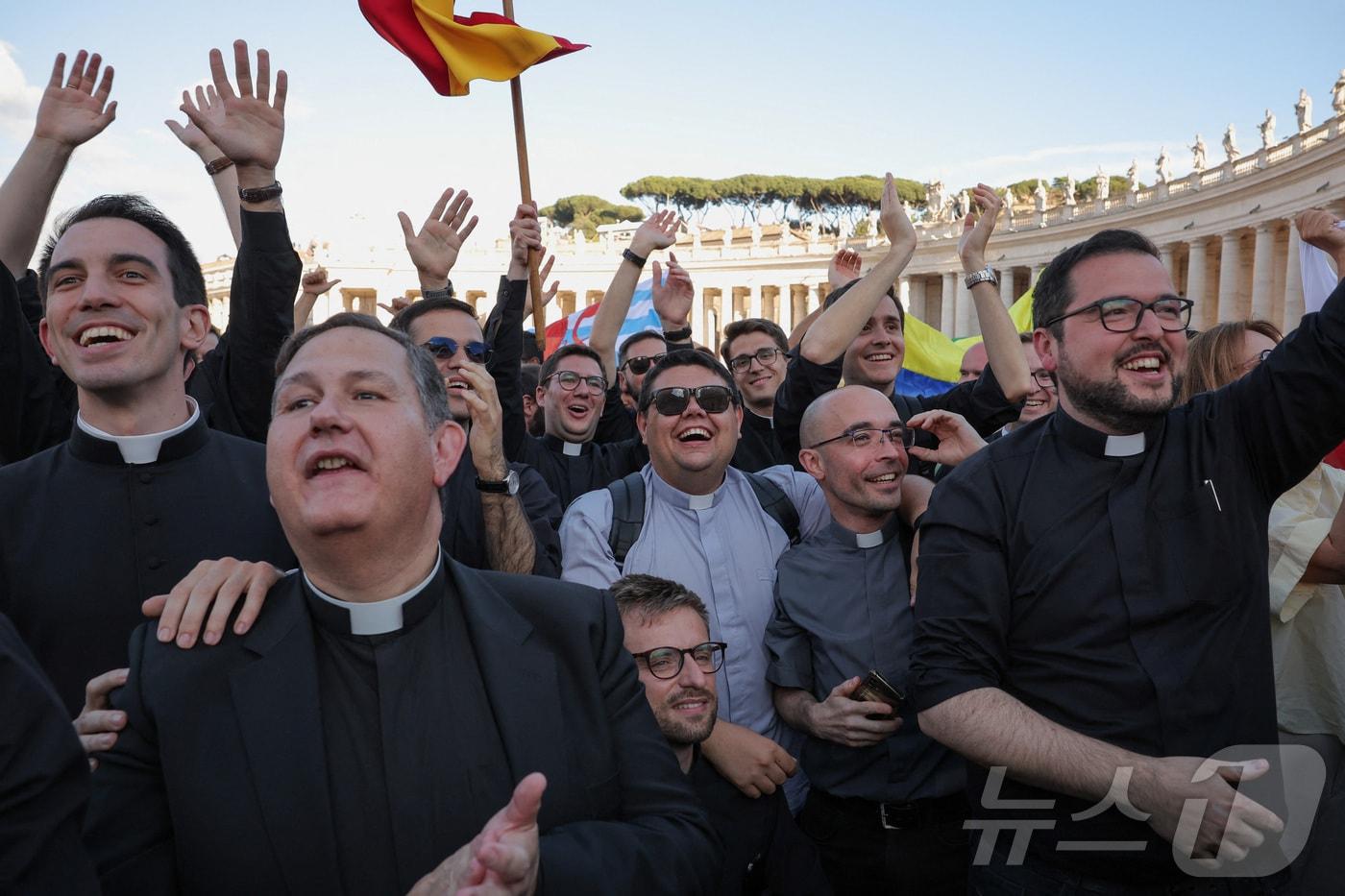 신임 교황 선출에 환호하는 성직자들. 2025.05.08. ⓒ 로이터=뉴스1 ⓒ News1 이지예 객원기자