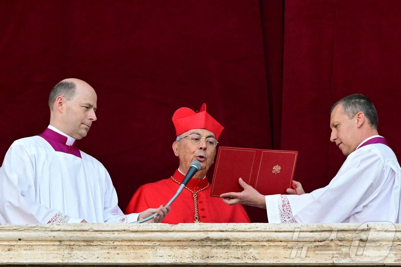 프랑스 추기경 도미니크 맘베르티가 새로운 교황의 이름이 레오14세라고 발표하고 있다. 2025.05.08. ⓒ AFP=뉴스1