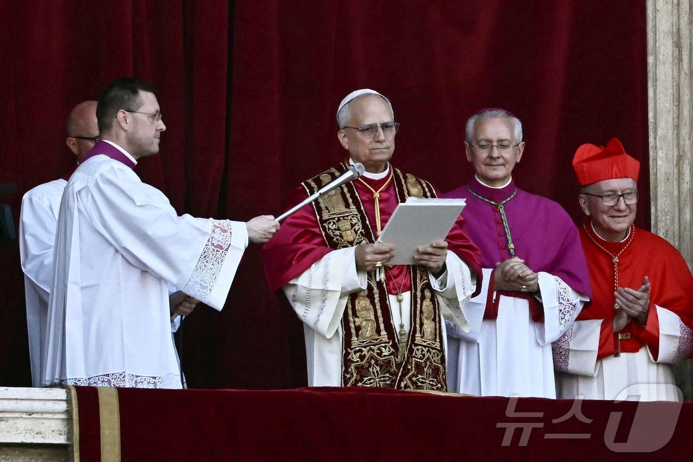 제267대 교황으로 선출된 로버트 프리보스트 미국 추기경&#40;가운데&#41;이 바티카 성베드로 대성당 발코니에서 첫 연설을 하고 있다. ⓒ AFP=뉴스1