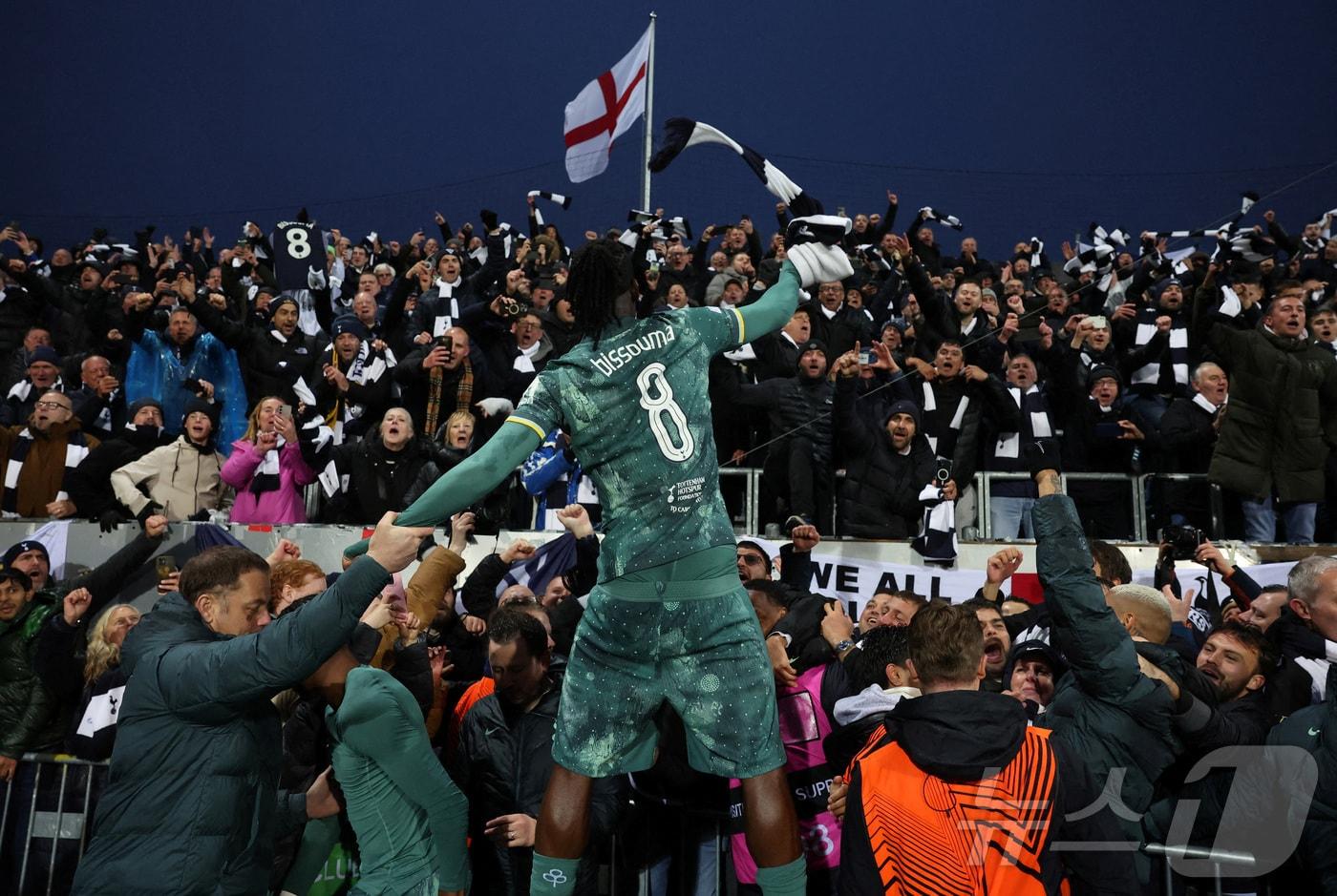 유로파리그 결승전에 진출한 뒤 기뻐하는 토트넘 ⓒ 로이터=뉴스1