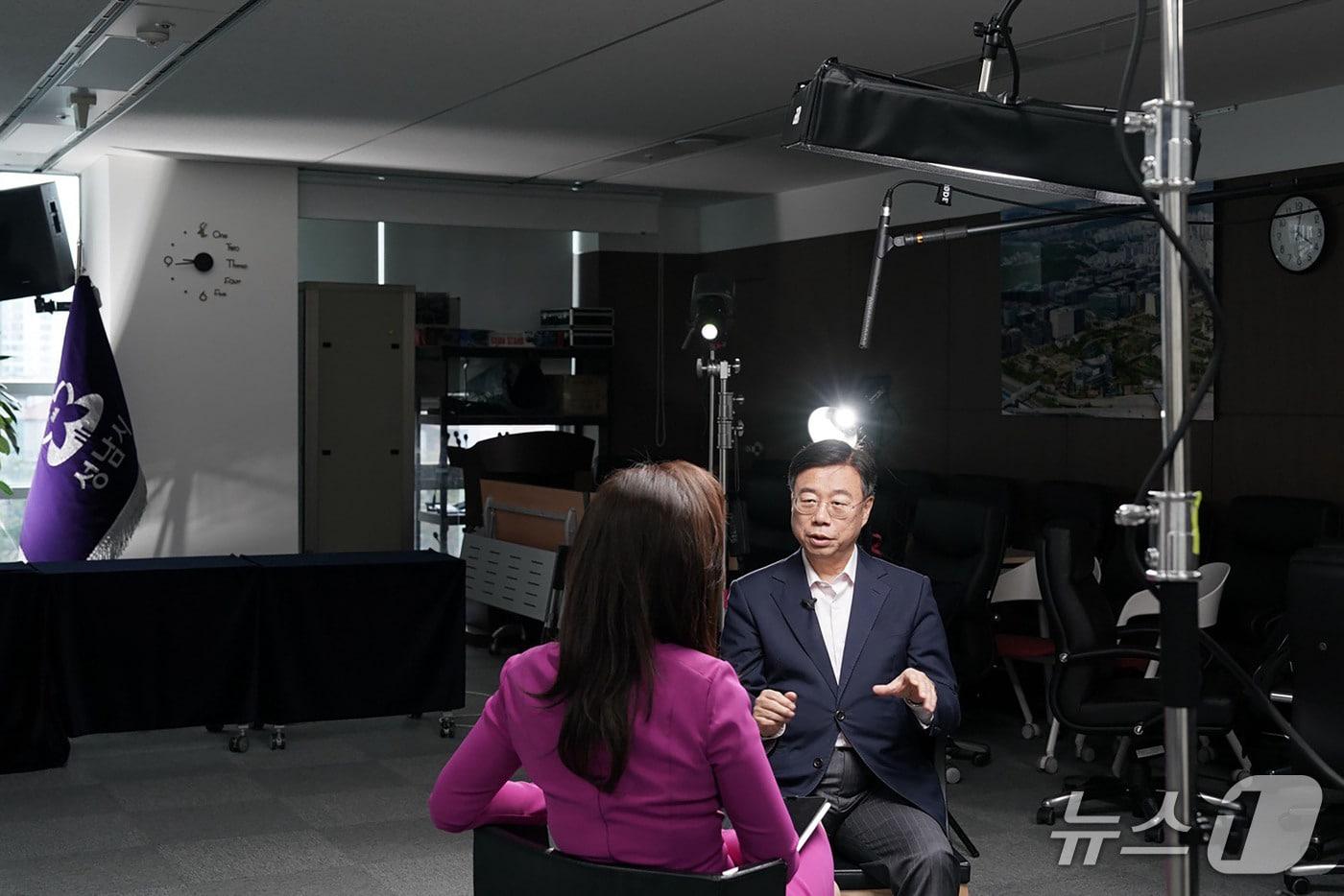 신상진 경기 성남시장이 미국 블룸버그TV '월스트리트 위크'에 출연해 성남시의 청년 만남 프로그램 '솔로몬의 선택'을 전 세계 시청자에게 소개했다.(성남시 제공. 재판매 및 DB금지)/뉴스1